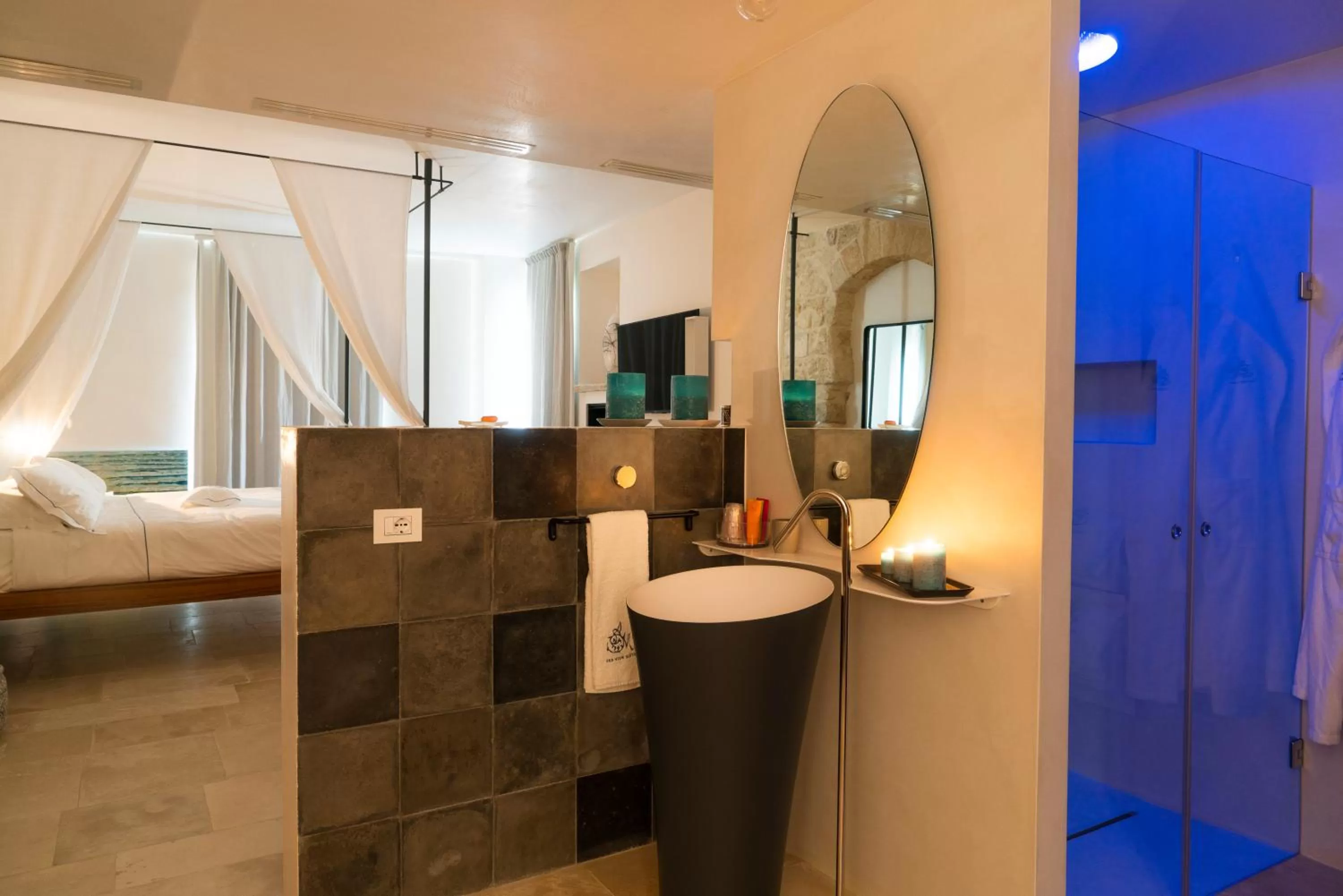 Bathroom, Bed in Antico Mondo Rooms & Suites