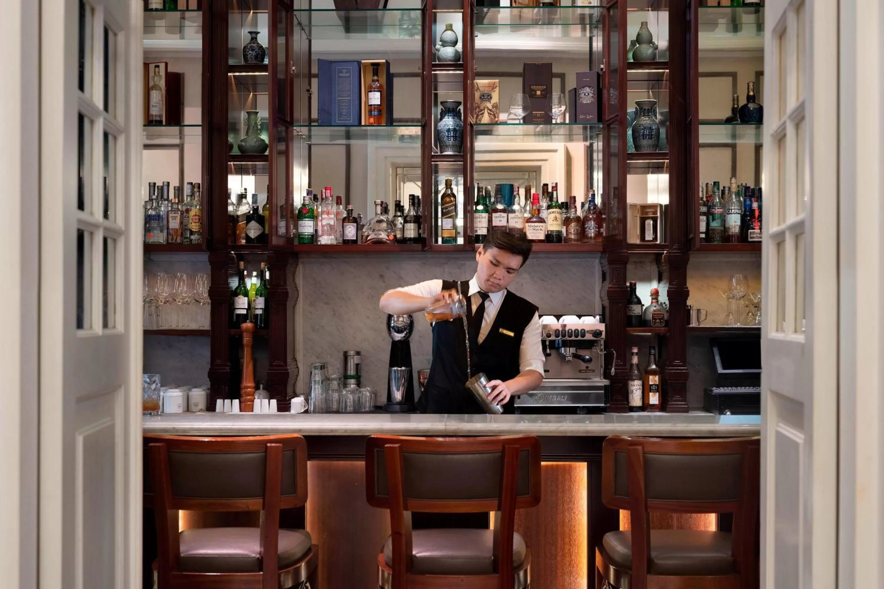 Lounge or bar in The Hermitage, A Tribute Portfolio Hotel, Jakarta