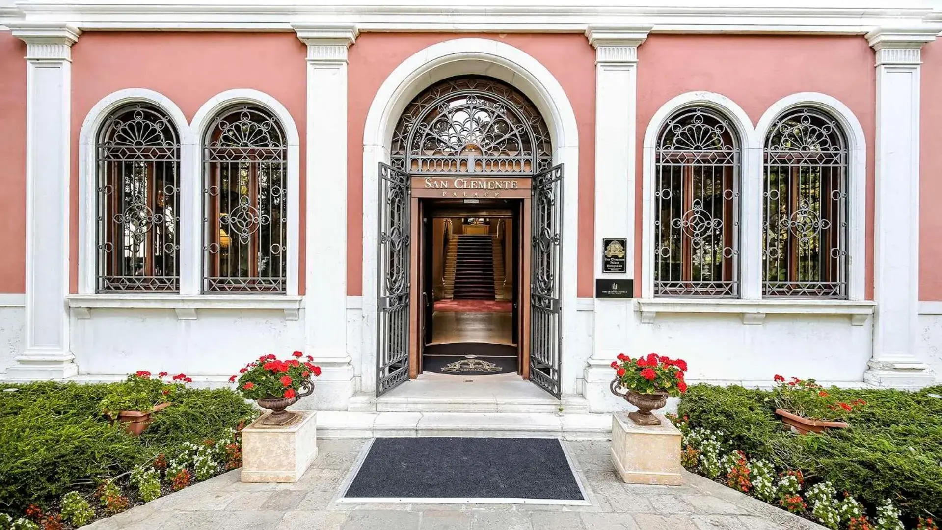 Property building in San Clemente Palace Kempinski