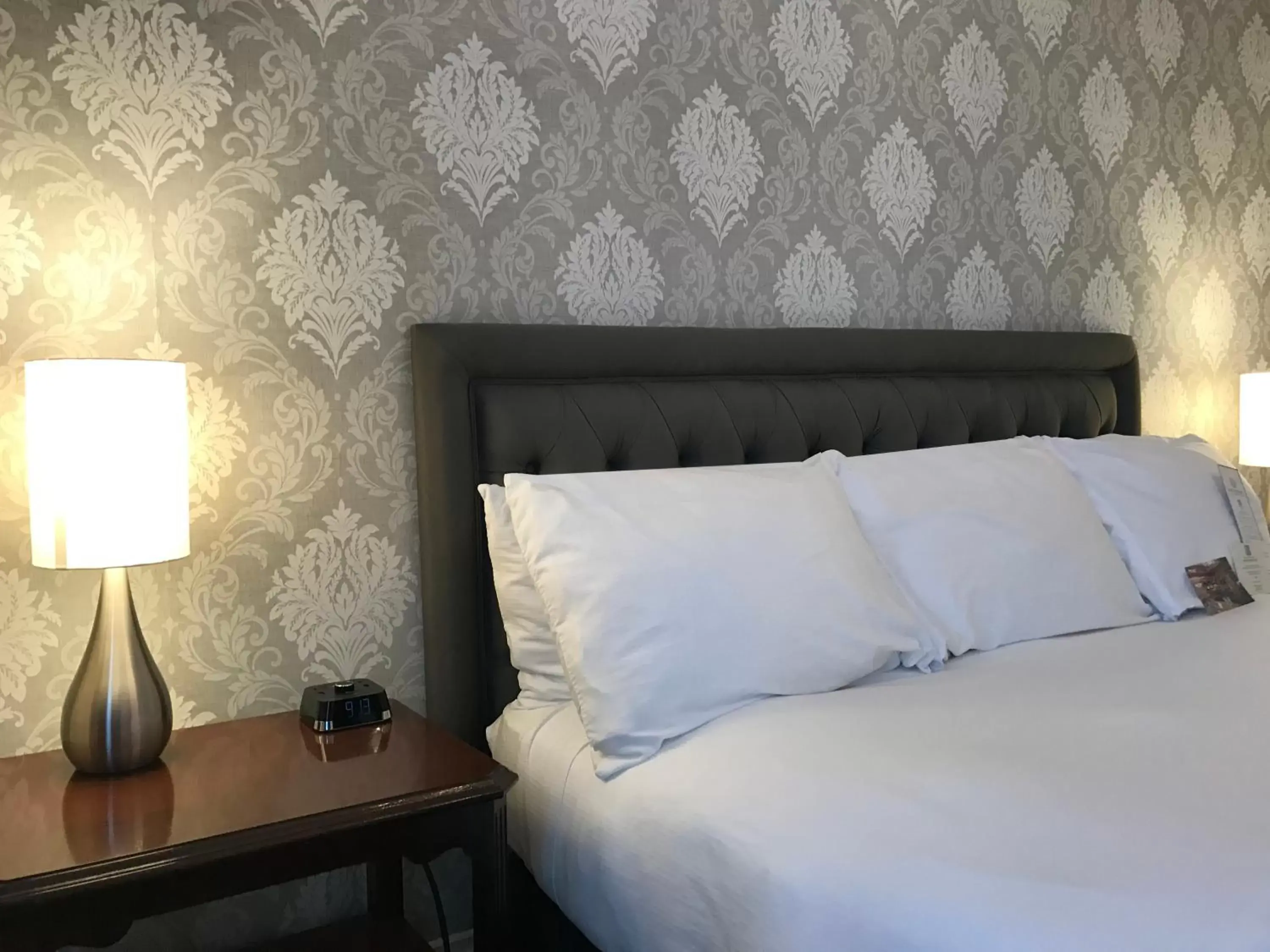 Bed in Hawthorne Hotel