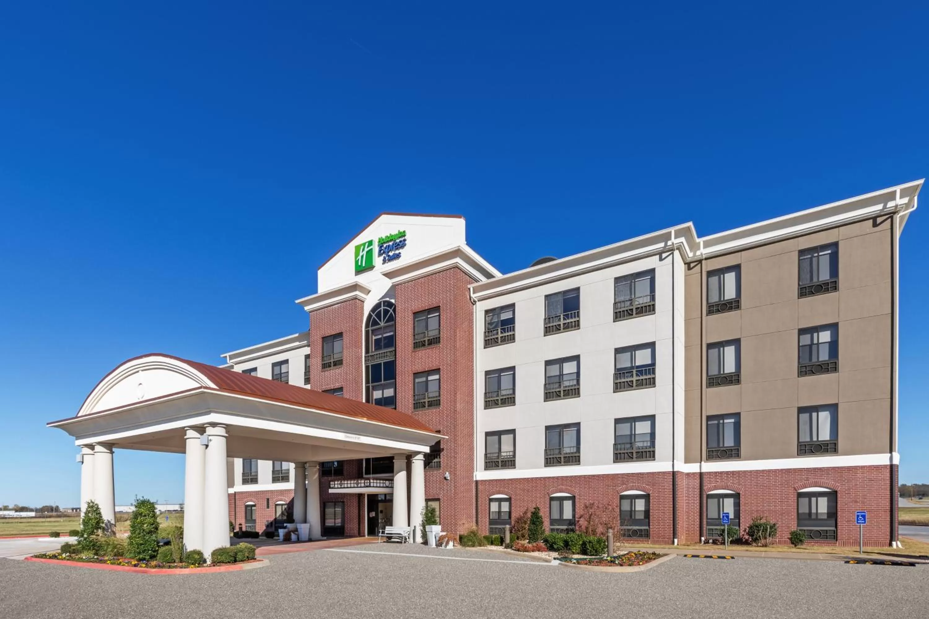 Holiday Inn Express and Suites Pryor by IHG