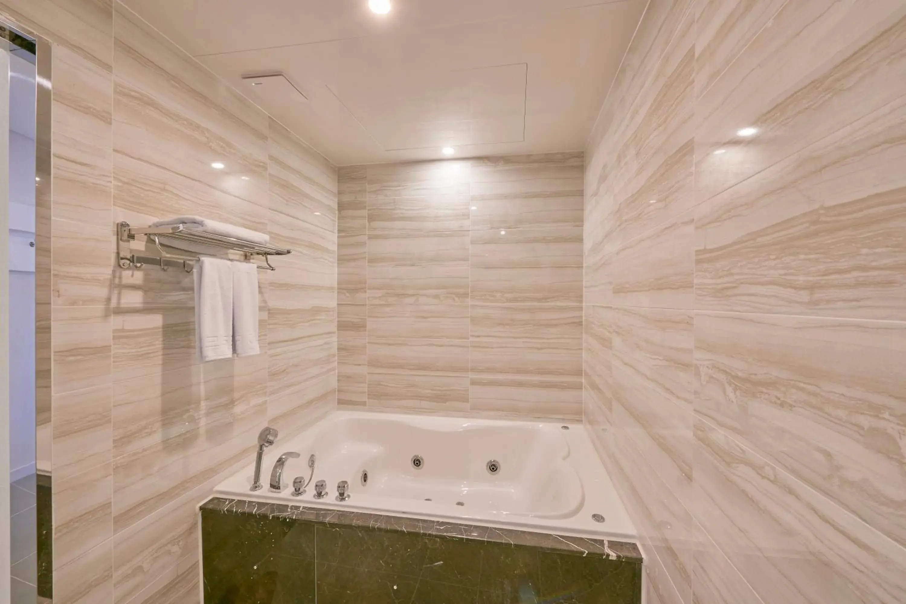Shower, Bathroom in Gwangju Madrid Hotel (Korea Quality)
