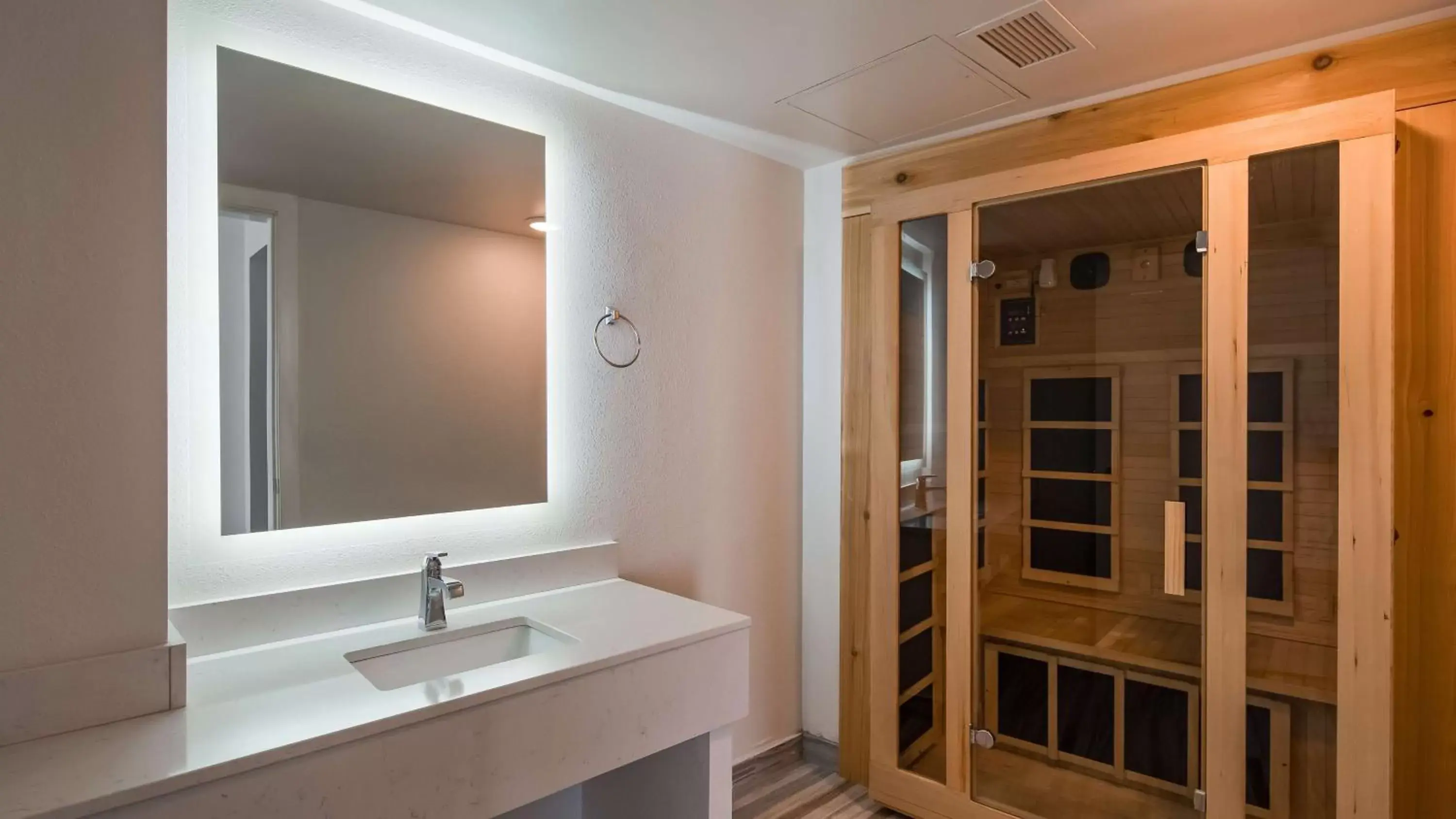 Photo of the whole room, Bathroom in Best Western Plus Wausau Tower Inn