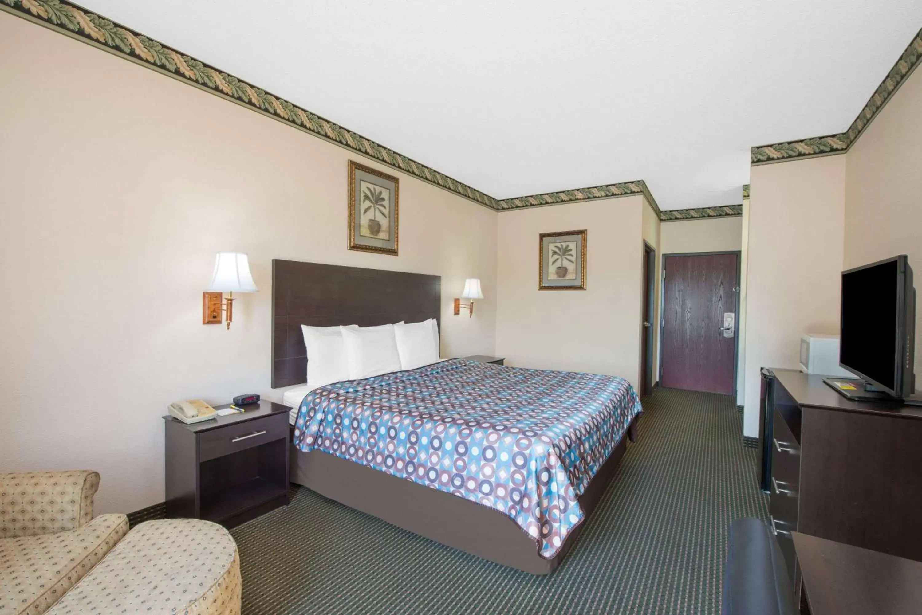 Photo of the whole room, Bed in Days Inn by Wyndham Sullivan