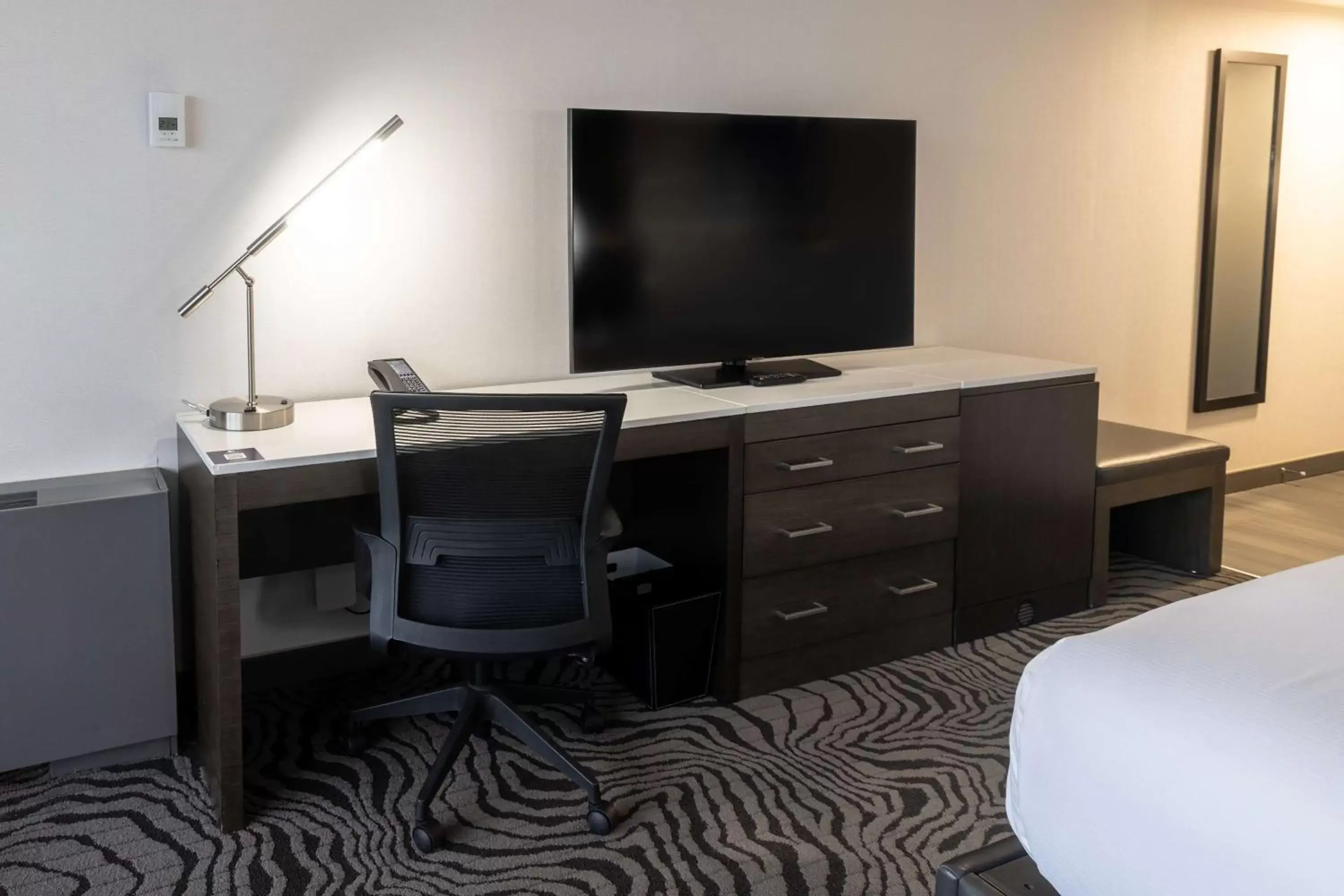 Bedroom, TV/Entertainment Center in DoubleTree by Hilton Calgary North