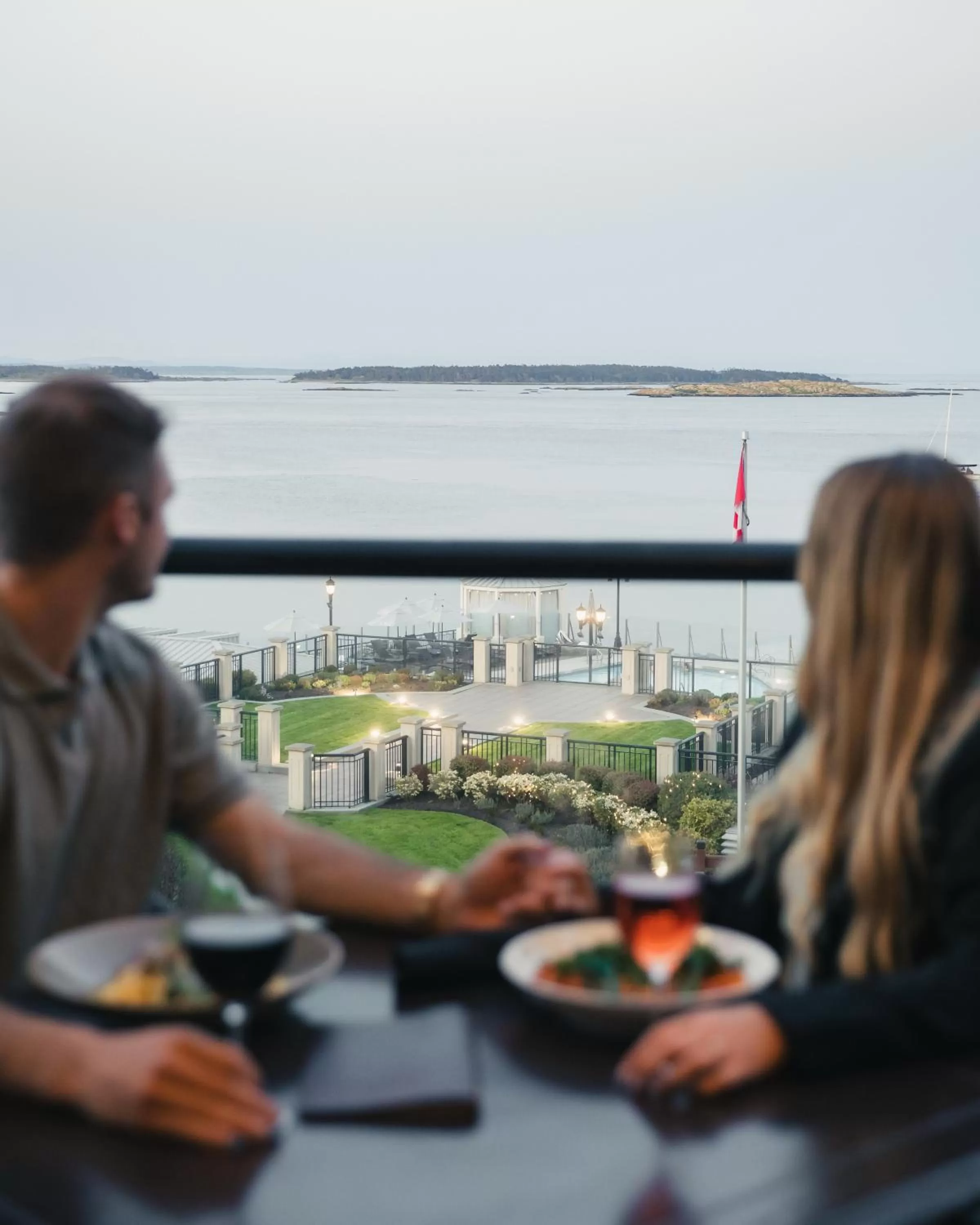 Restaurant/places to eat in Oak Bay Beach Hotel