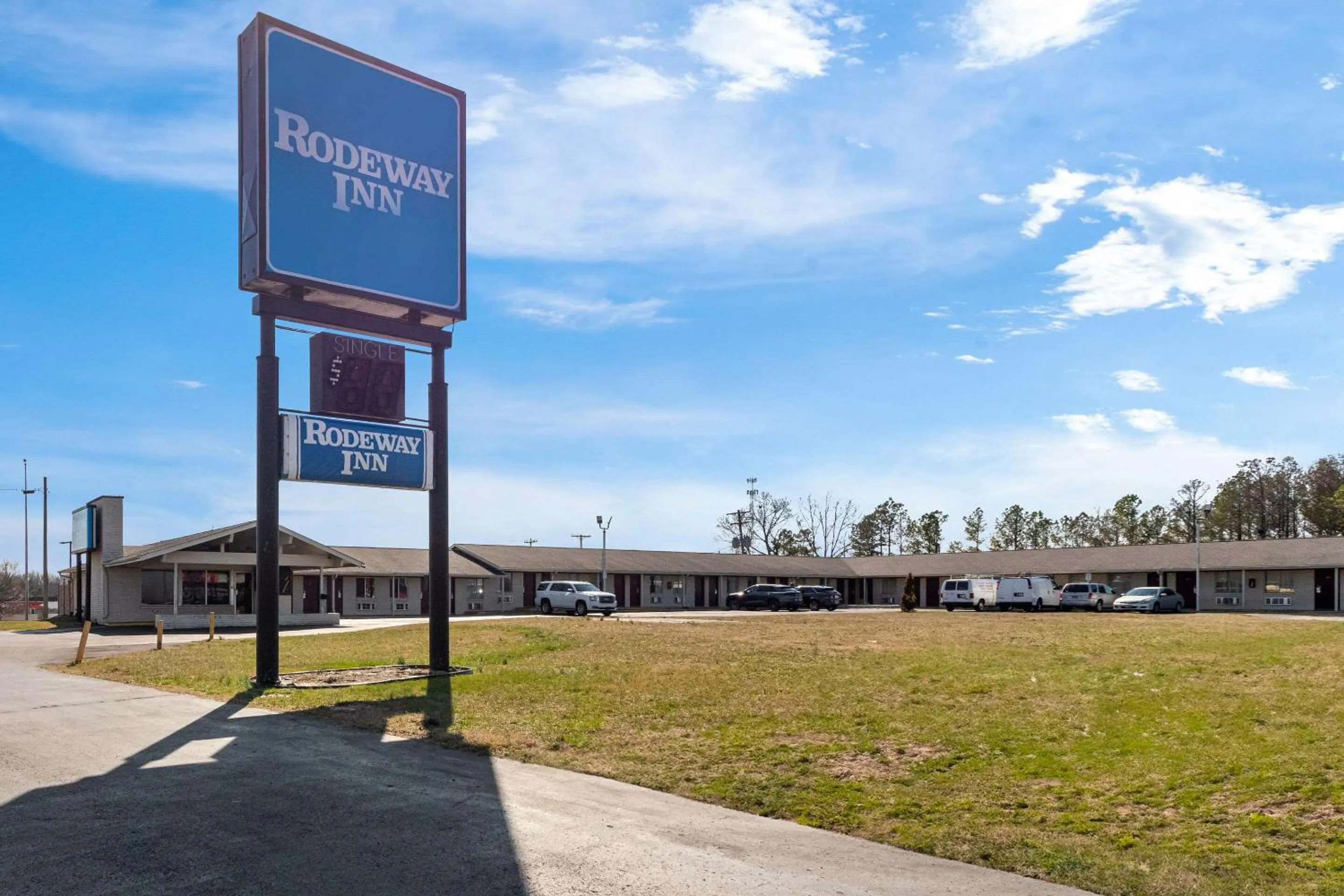 Property building in Rodeway Inn Dickson