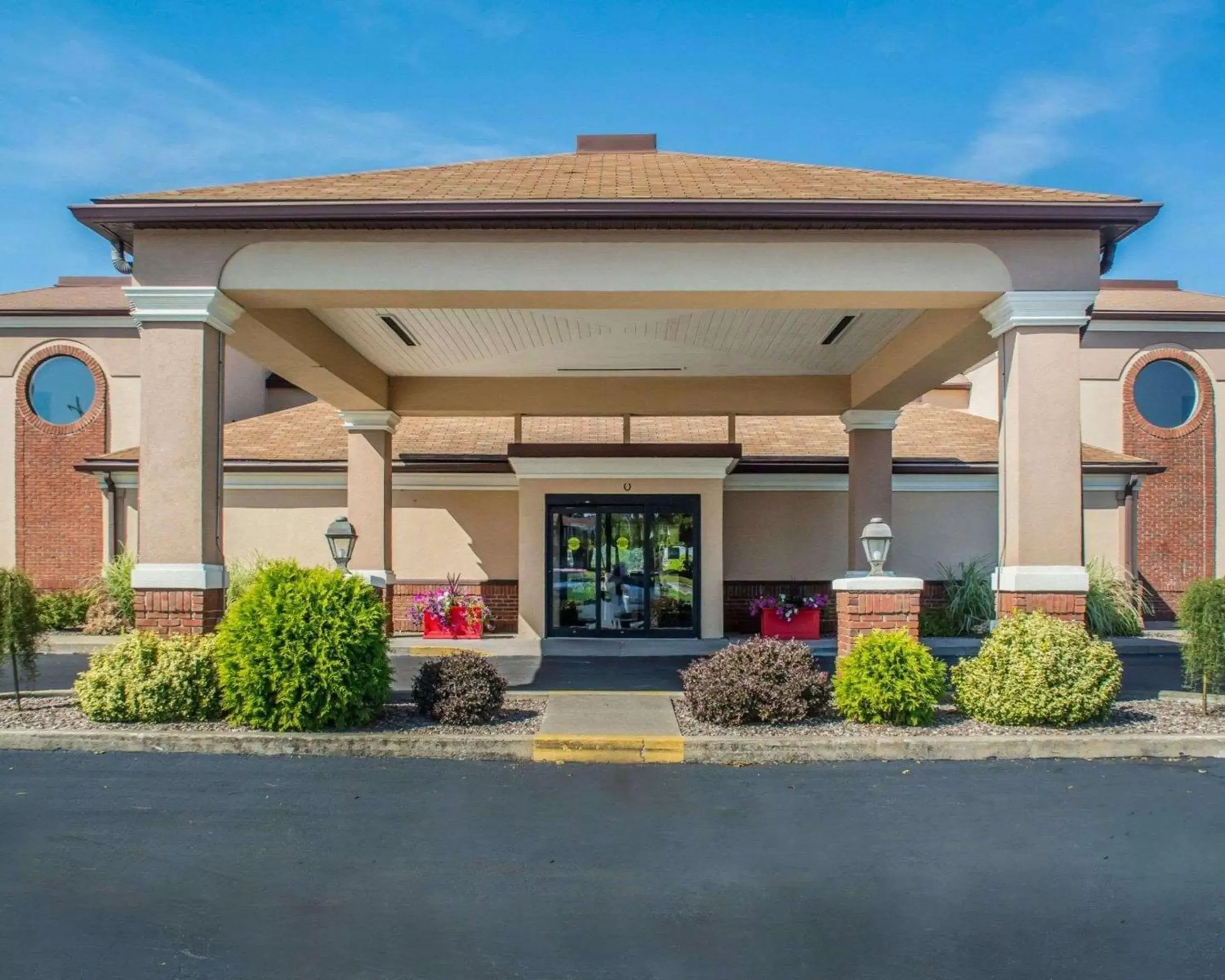 Property Building in Quality Inn Lockport