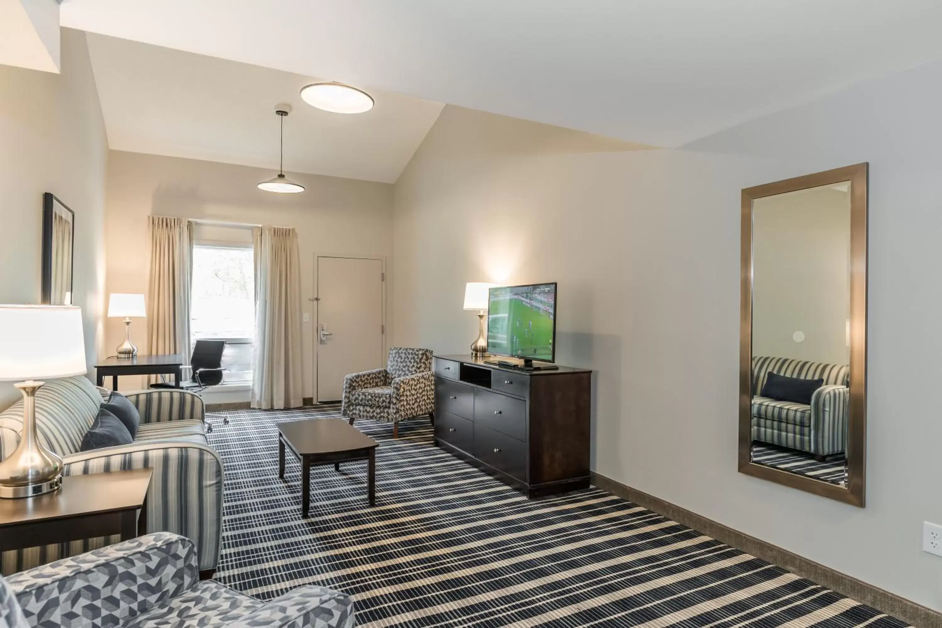 Bed, TV/Entertainment Center in Rockport Inn and Suites