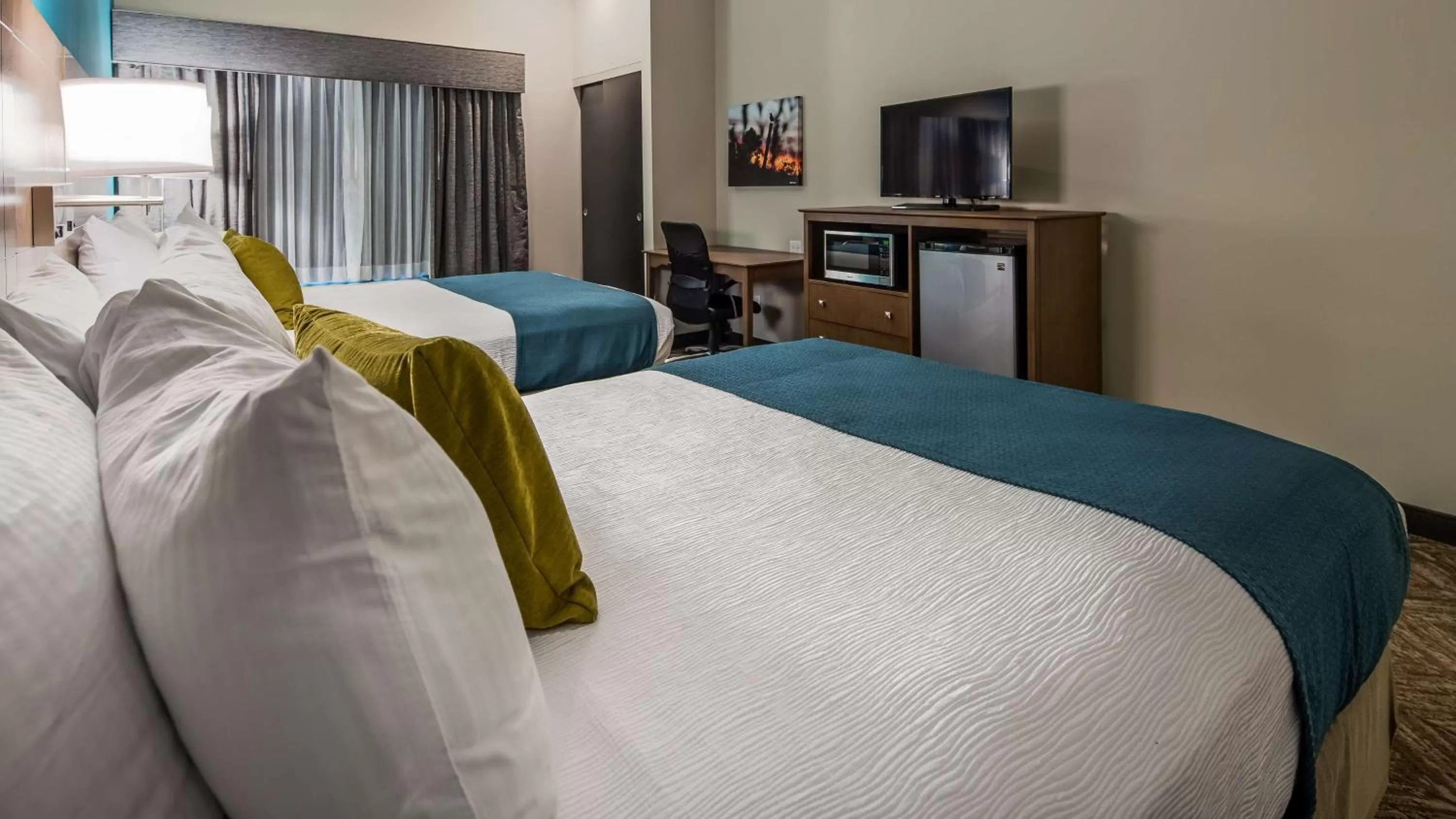 Queen Room with Two Queen Beds and Bath Tub - Disability Access in Best Western Plus Bolivar Hotel & Suites