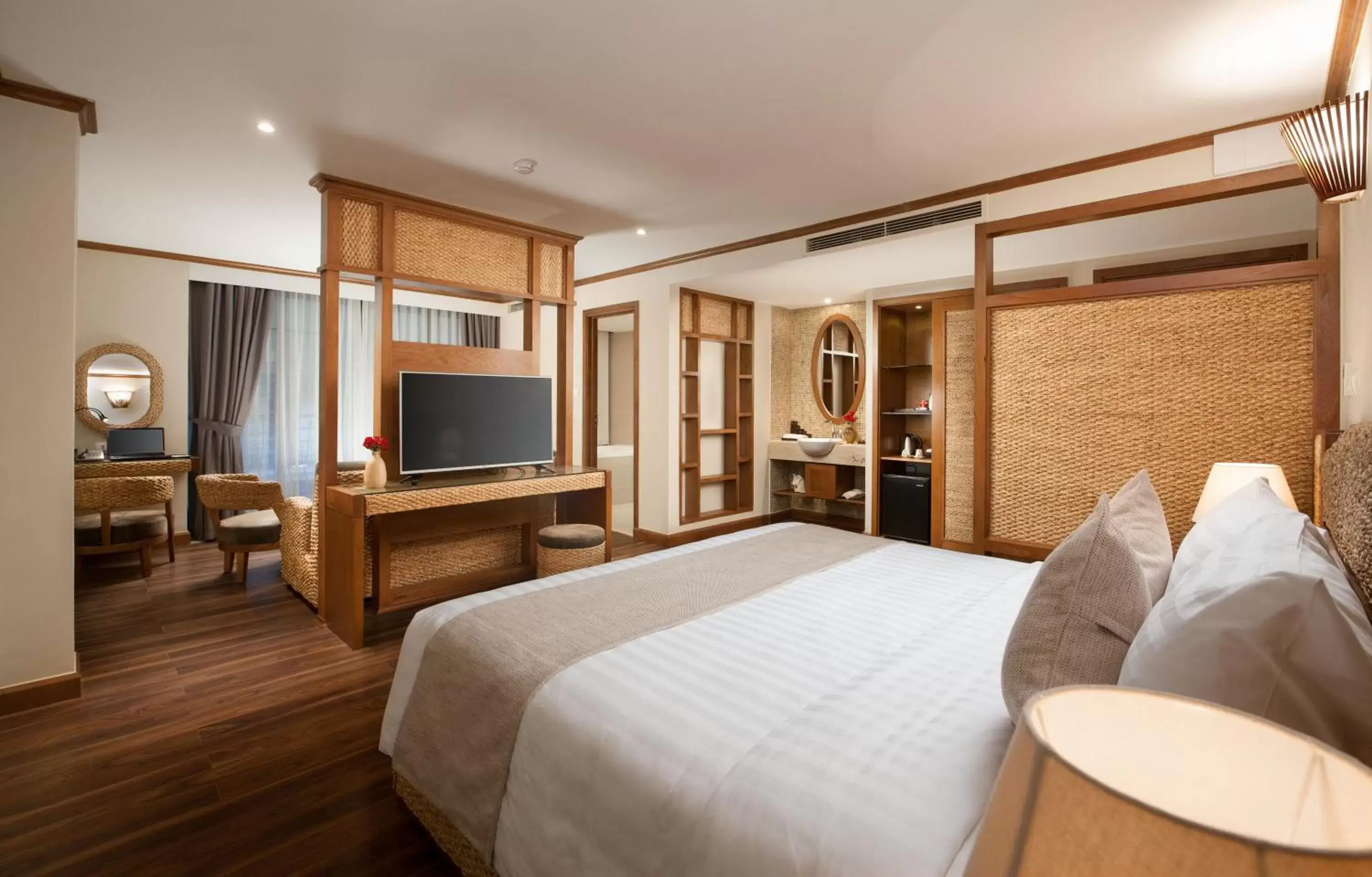 Bed, TV/Entertainment Center in MK Premier Boutique Hotel