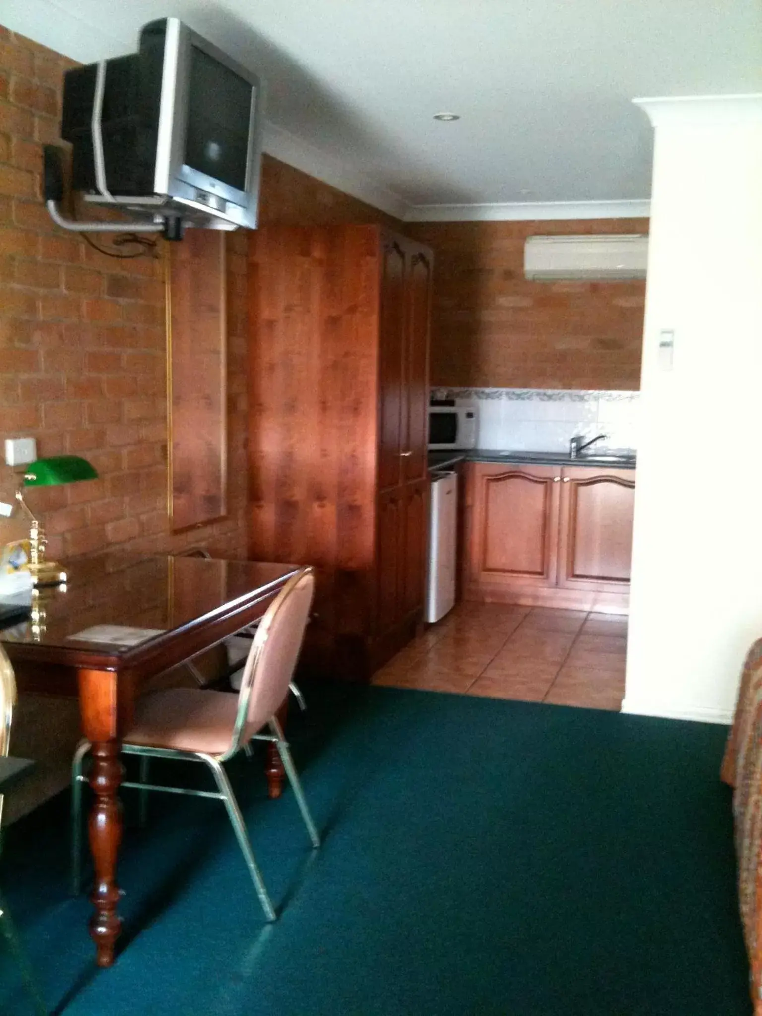 Photo of the whole room, Kitchen/Kitchenette in Cobar Town & Country Motor Inn