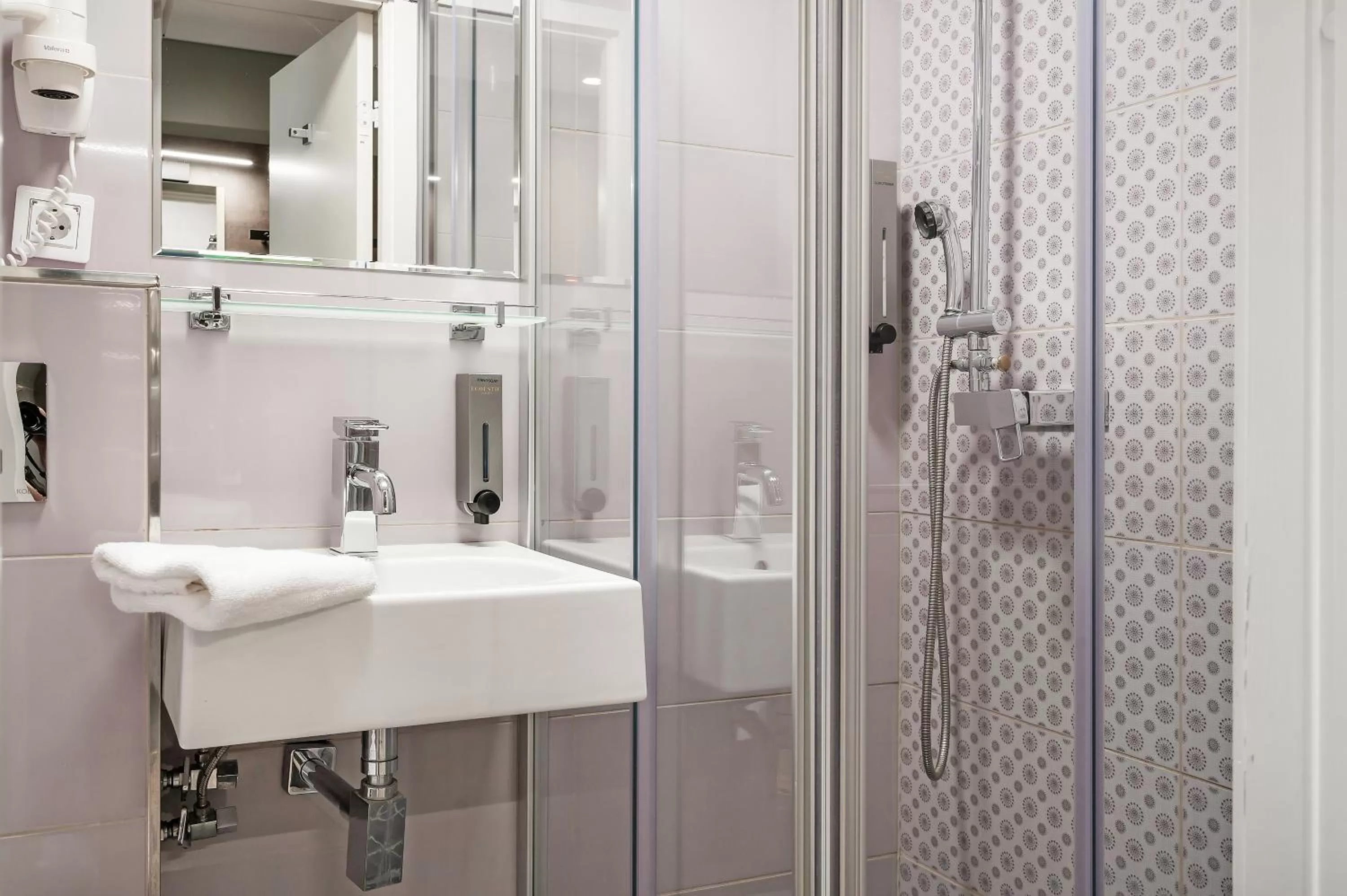 Shower in Hotel Point