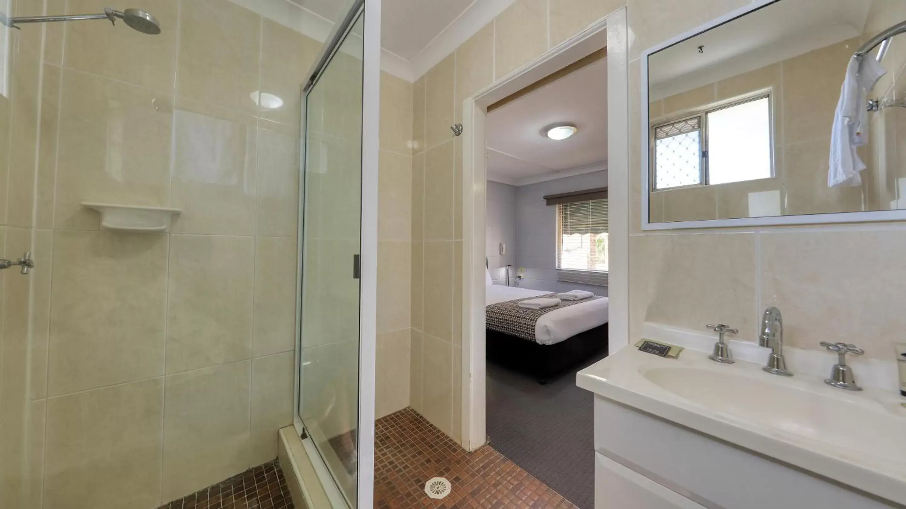 Shower, Bathroom in Castlereagh Lodge Motel