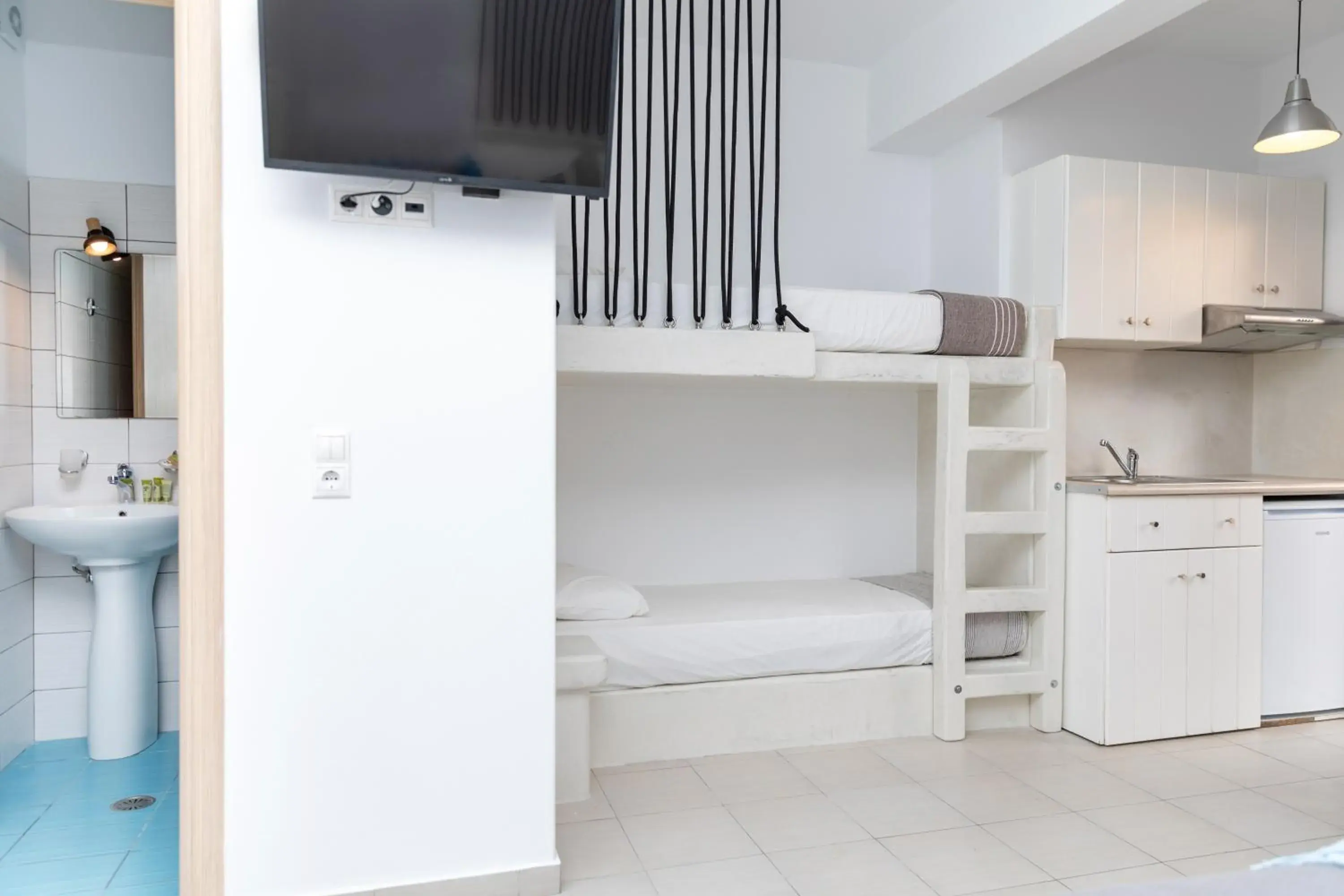 bunk bed, TV/Entertainment Center in Depis Place and Apartments