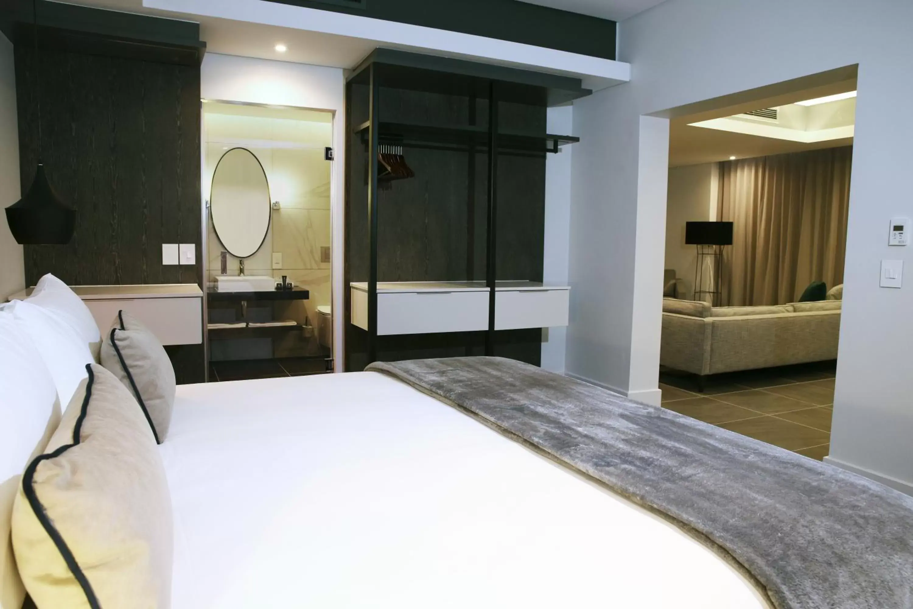 Shower, Bed in The Capital Mirage