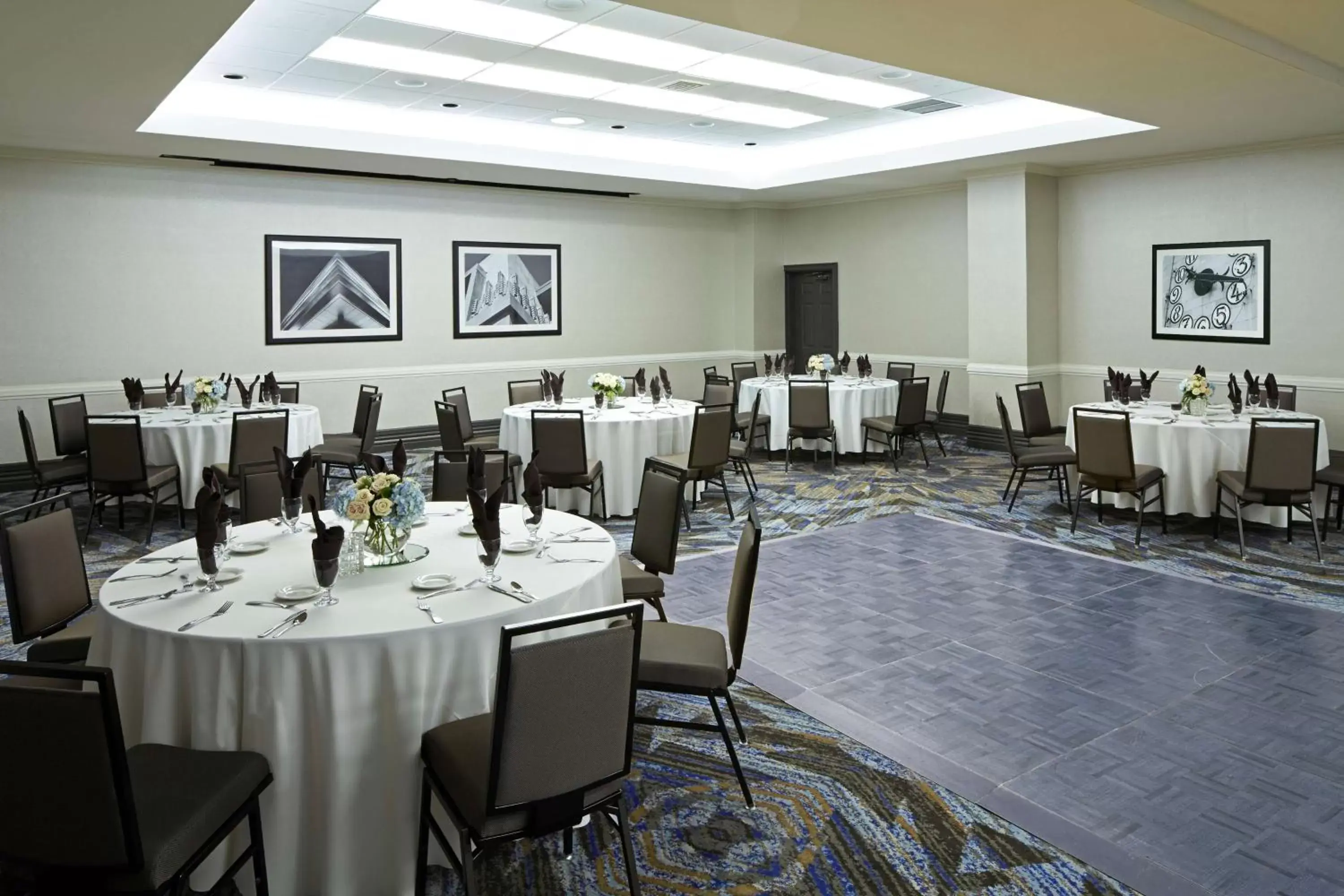 Meeting/conference room, Restaurant/Places to Eat in Embassy Suites Los Angeles - International Airport/North