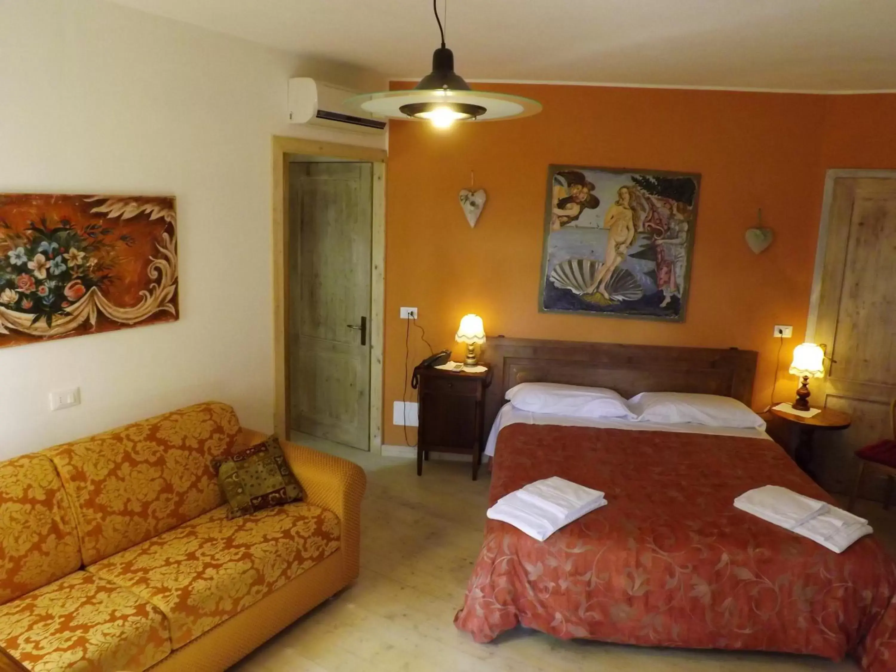 Family Room (2 Adults + 2 Children) in Red Fenice Family Room (2 Adults + 2 Children) in Red Fenice