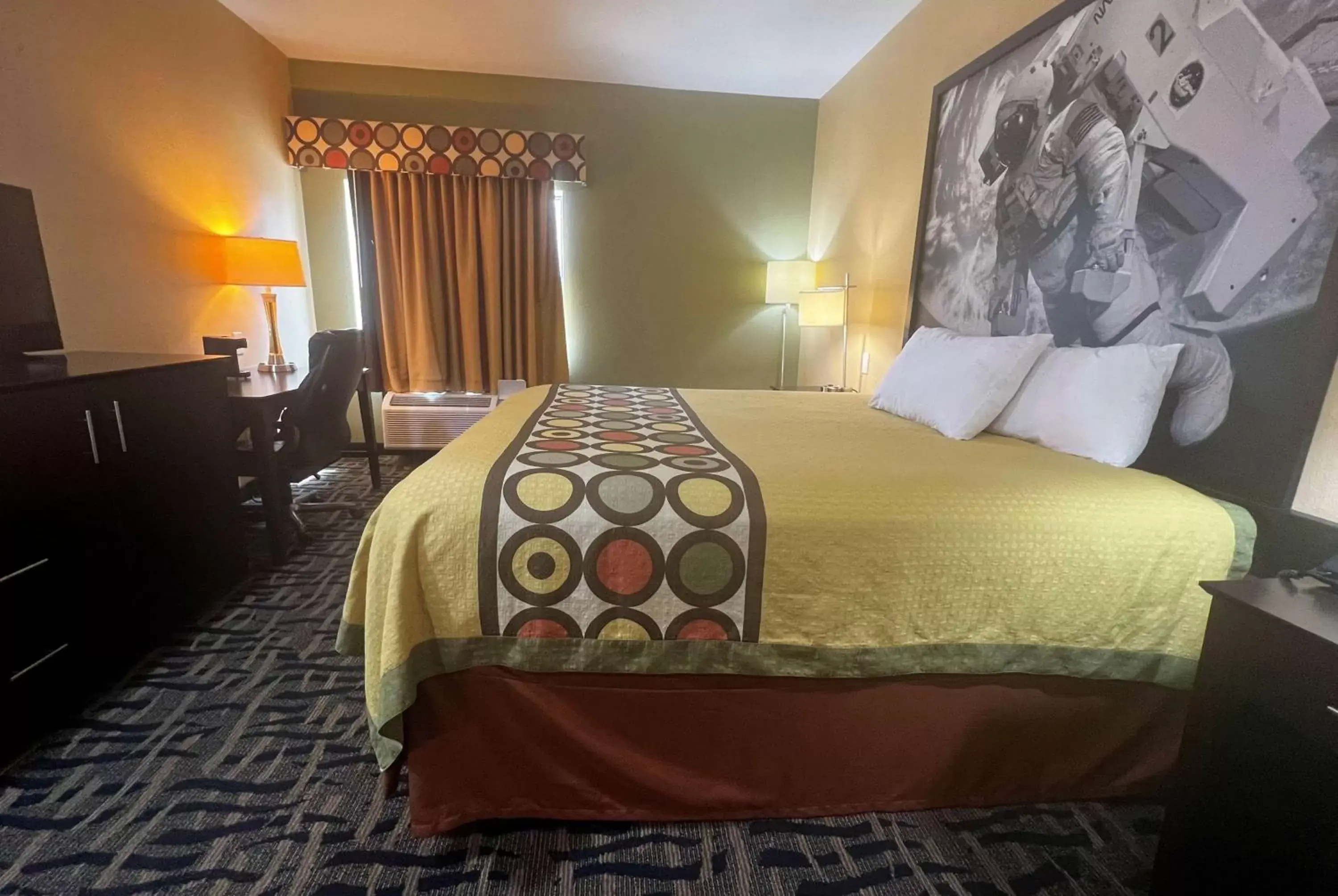 Photo of the whole room, Bed in Super 8 by Wyndham Pasadena