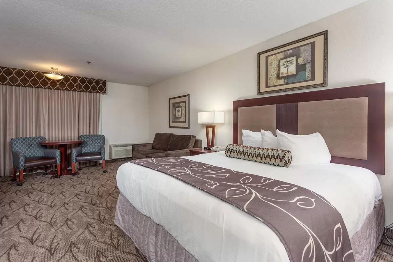 Living room, Bed in Shilo Inn Suites - Idaho Falls