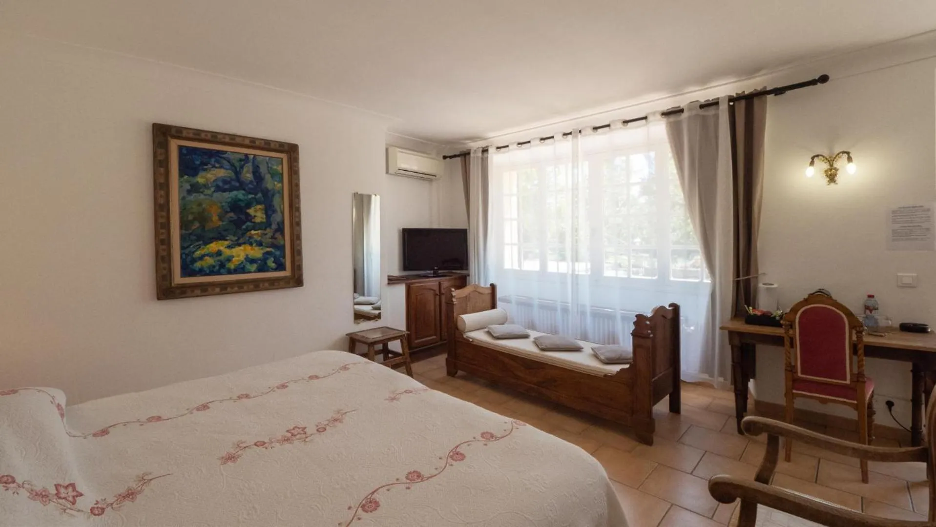 Bed in Hotel-Restaurant Le Moulin De La Camandoule