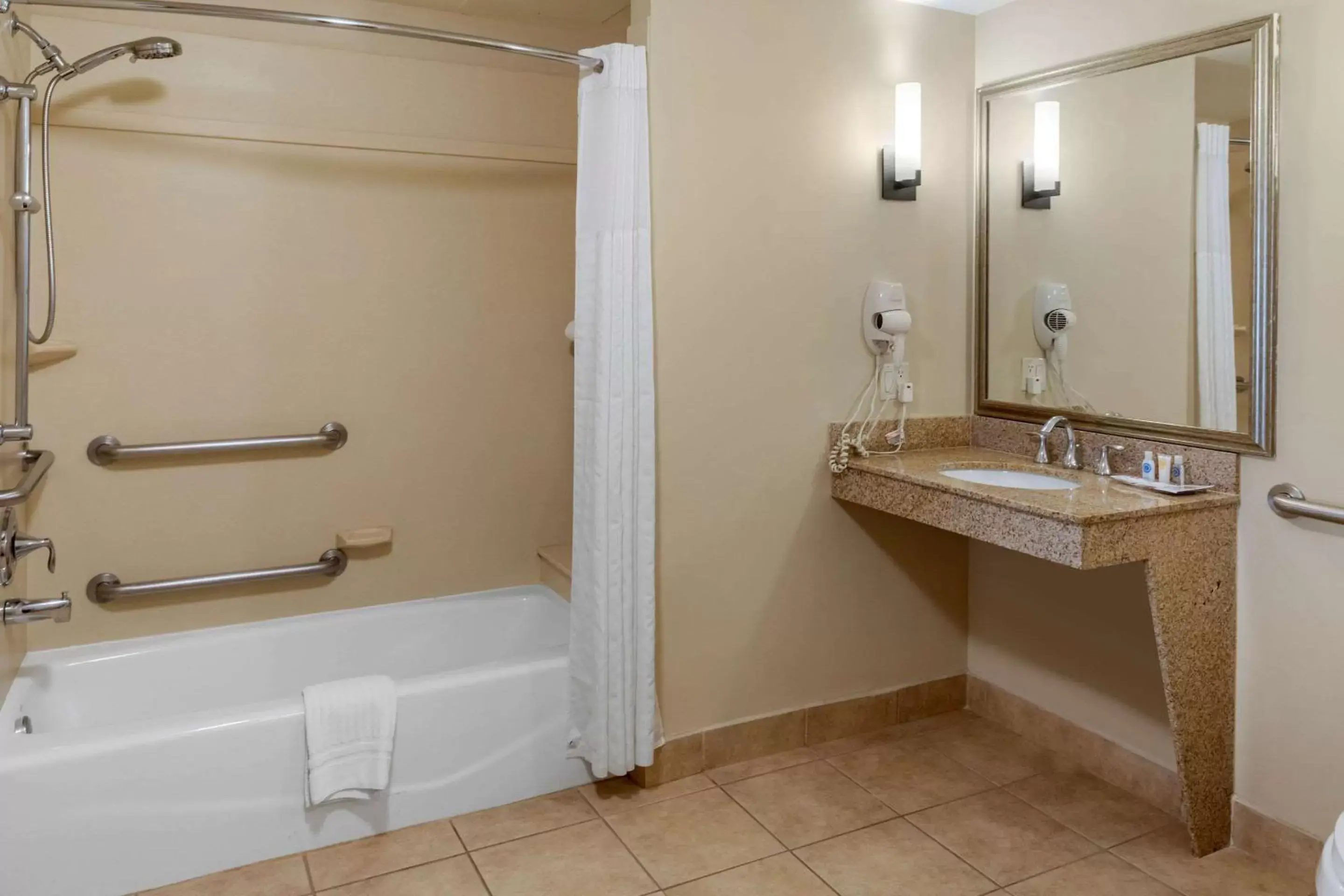 Bathroom in Comfort Suites Barstow near I-15