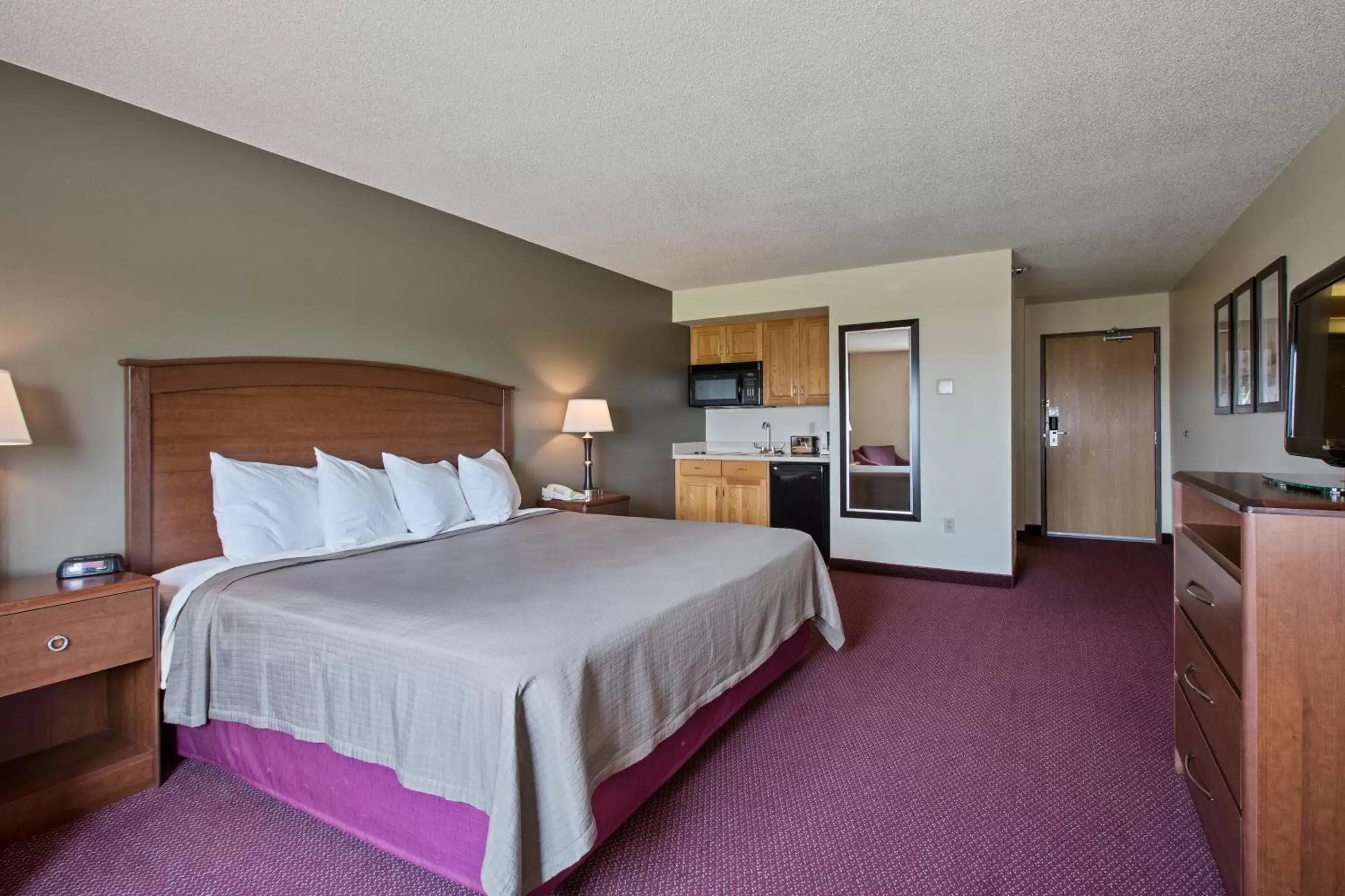 Kitchen or kitchenette, Bed in AmericInn by Wyndham Iowa Falls