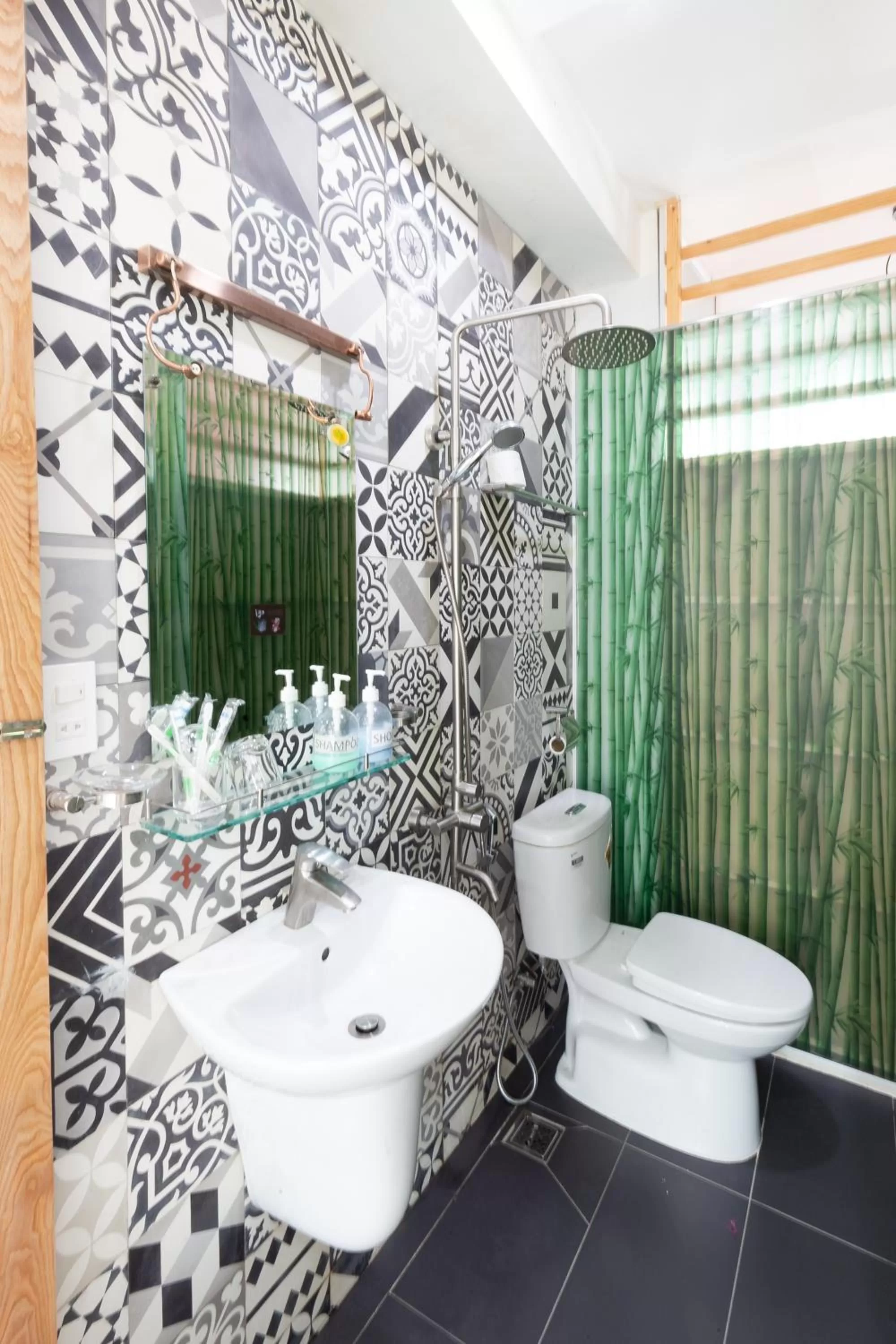 HOSTIE SAIGON [WANDERLUST Home]