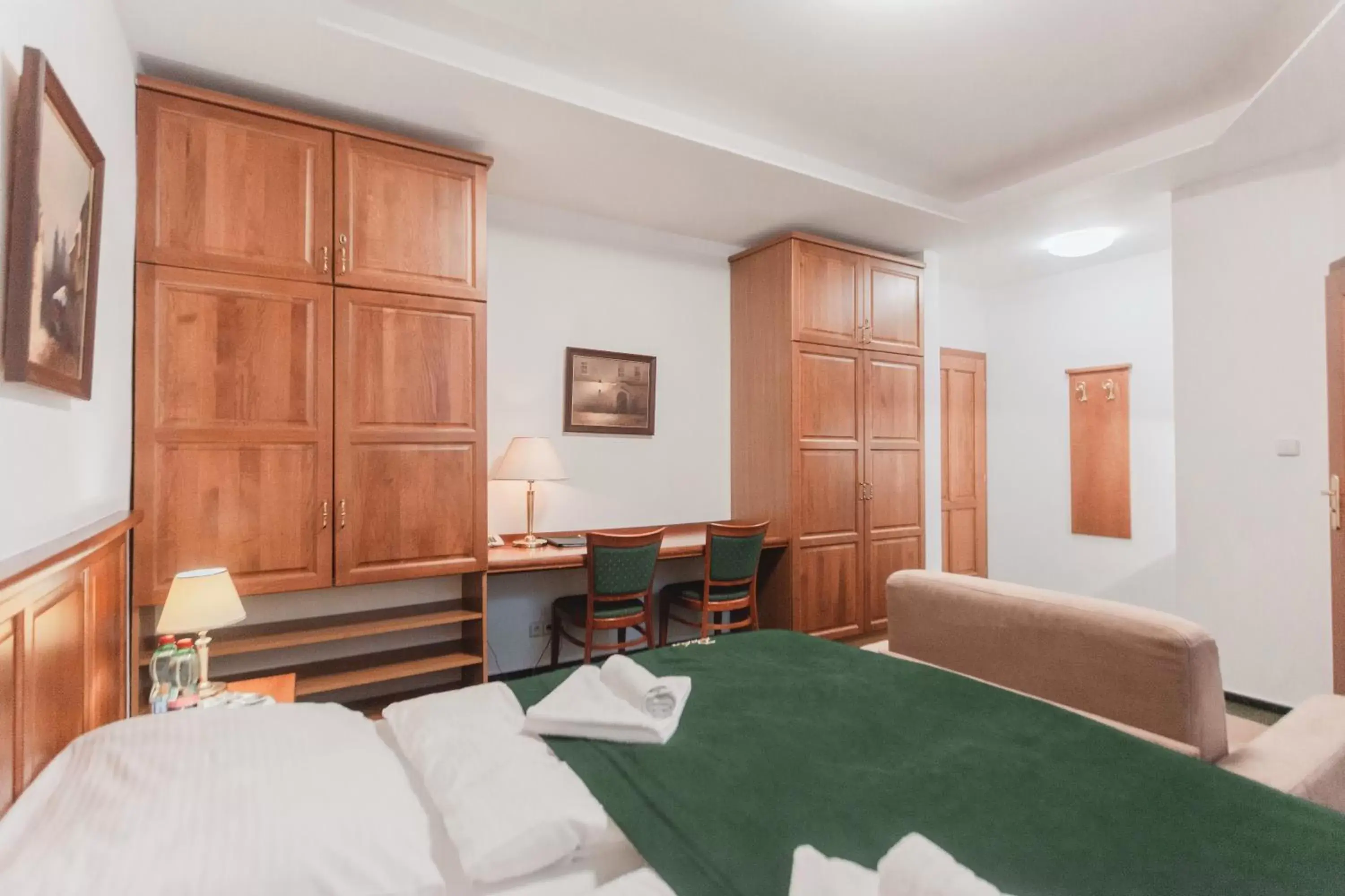 Bed, Seating Area in Hotel Peko