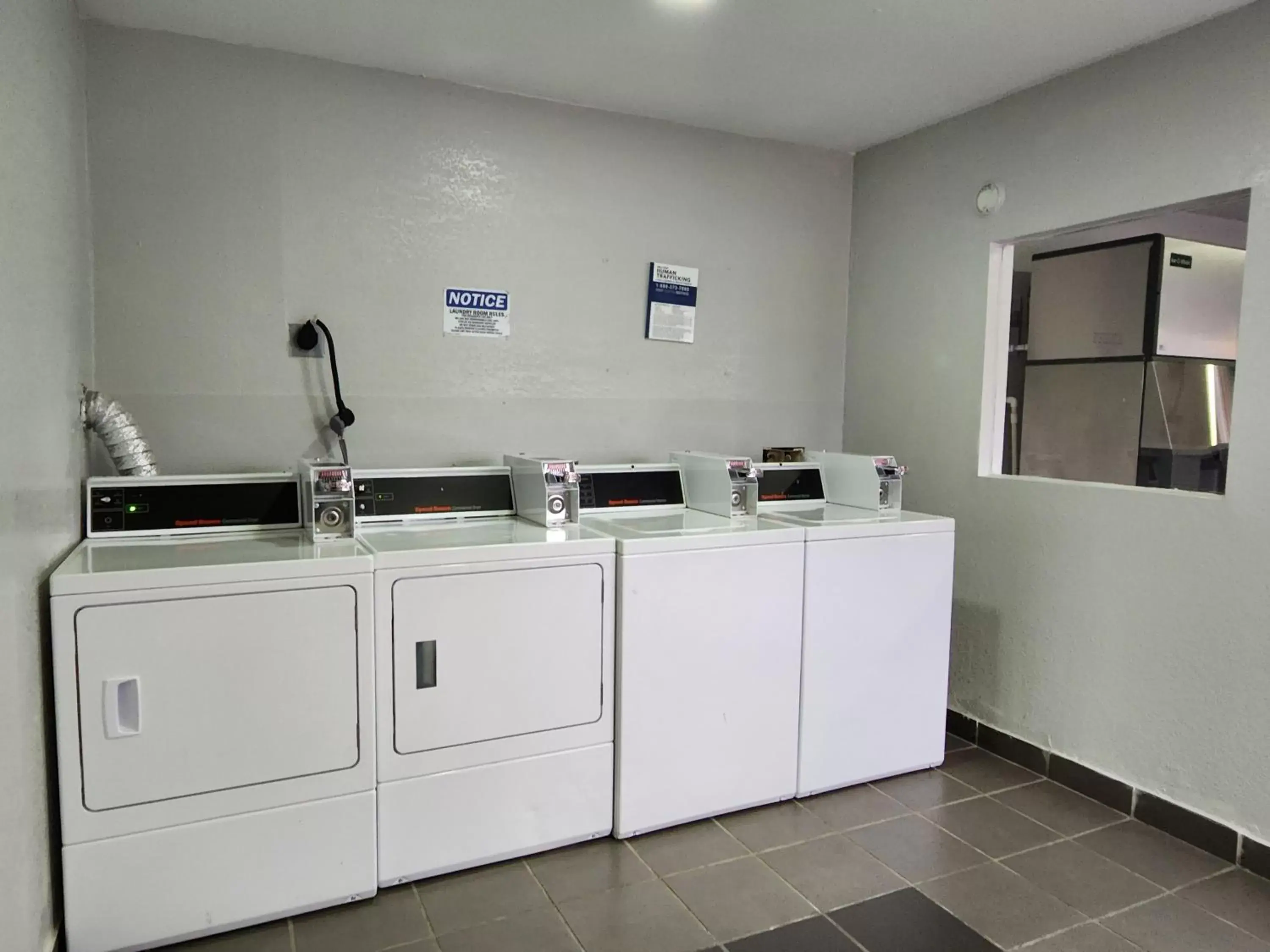 laundry, Kitchen/Kitchenette in Motel 6 North Little Rock, AR-JFK Blvd