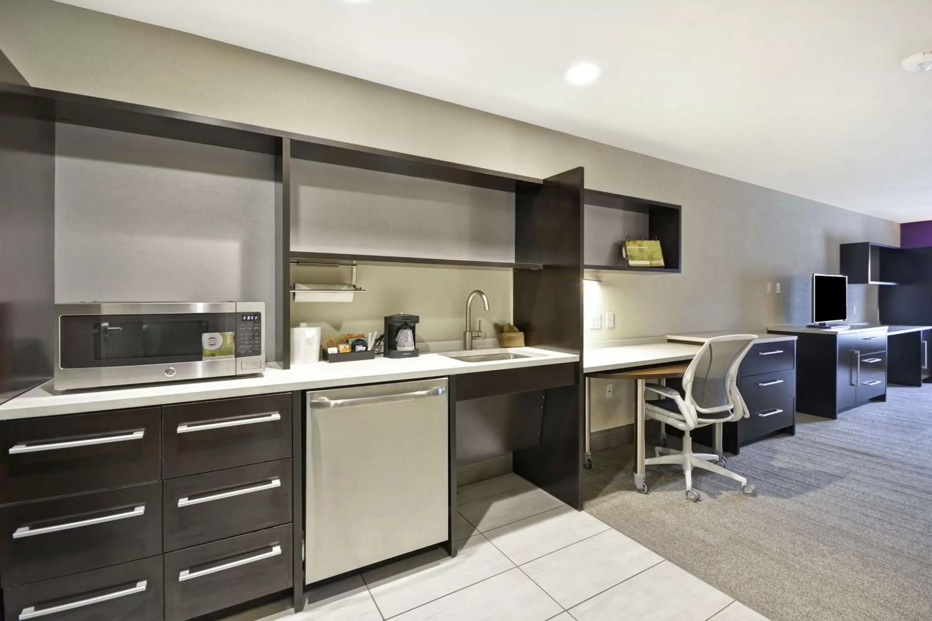 Bedroom, Kitchen/Kitchenette in Home2 Suites by Hilton KCI Airport