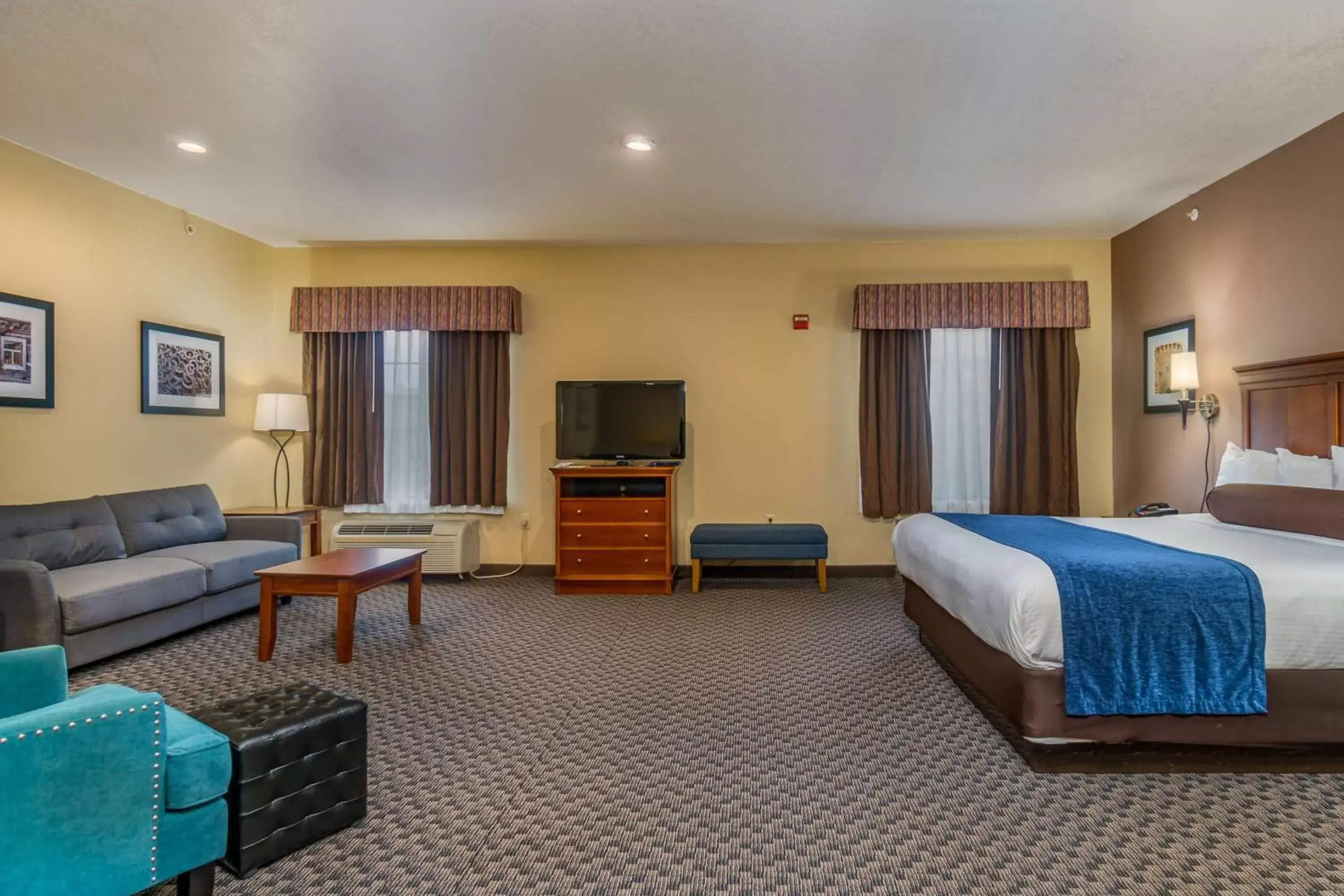Photo of the whole room in Best Western Plus Shamrock Inn & Suites