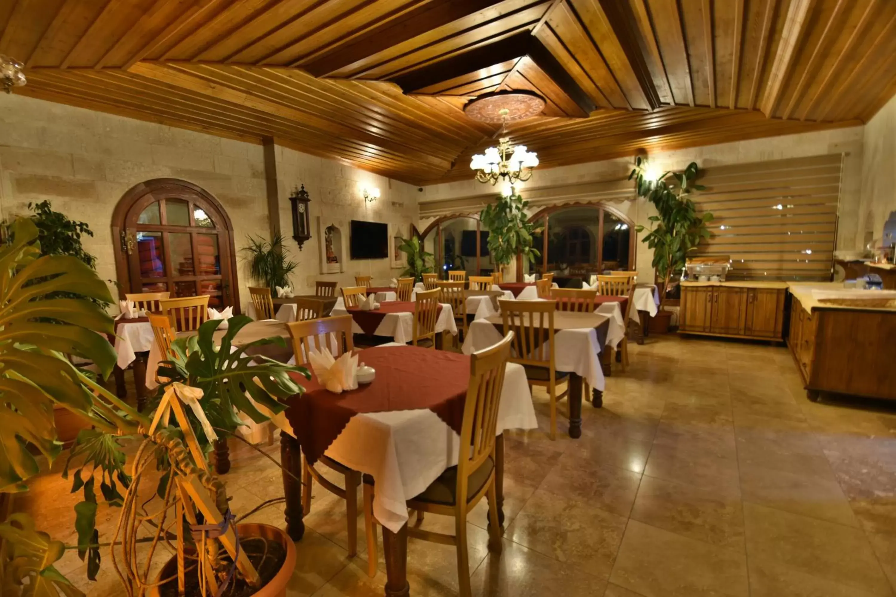 Restaurant/Places to Eat in Harman Cave Hotel