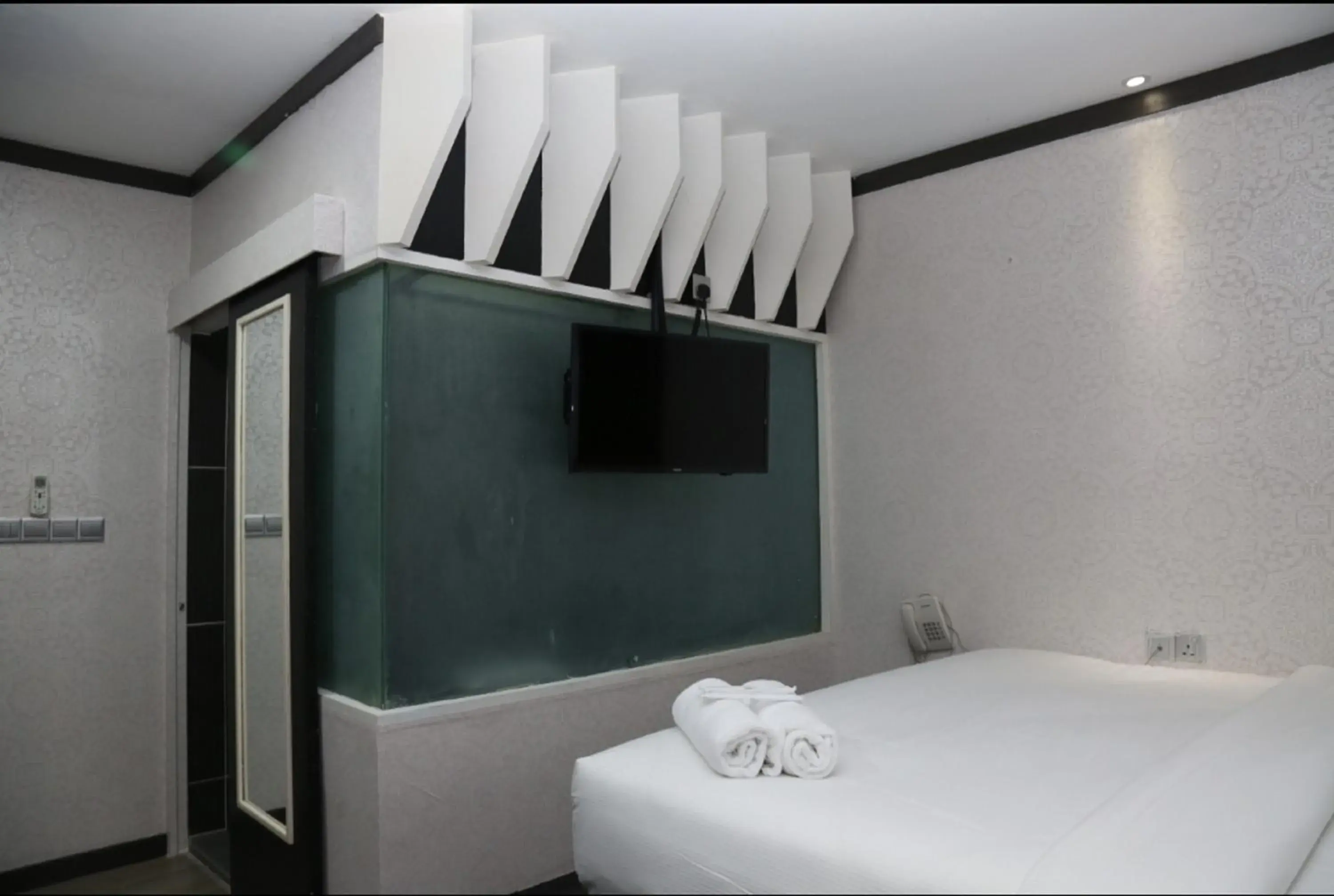 Bedroom, TV/Entertainment Center in Vivids Hotel