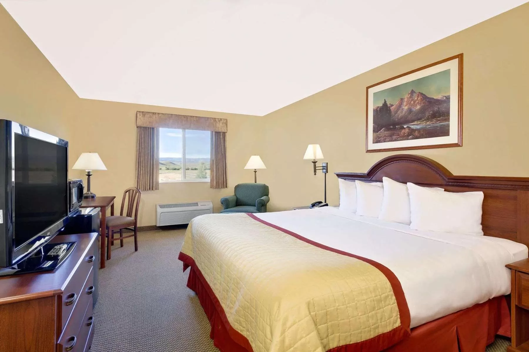 Bed in Pinedale Hotel & Suites