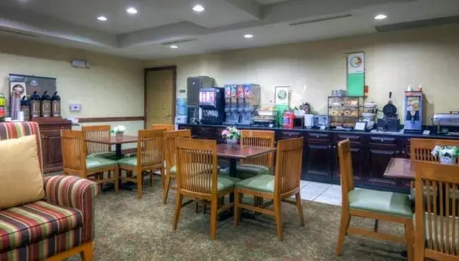 Dining area, Restaurant/Places to Eat in Country Inn & Suites by Radisson, Petersburg, VA