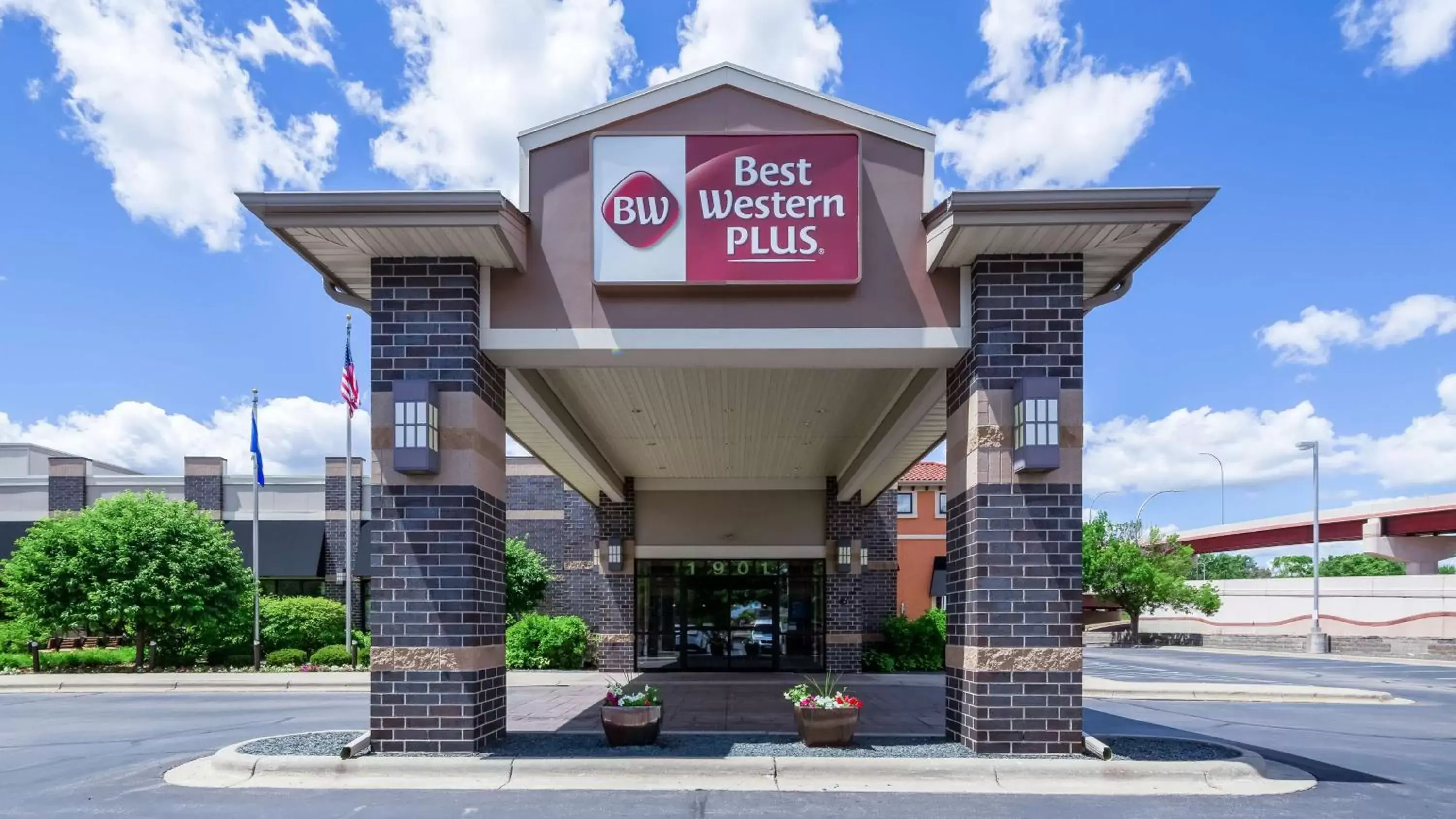 Property Building in Best Western Plus Bloomington Hotel