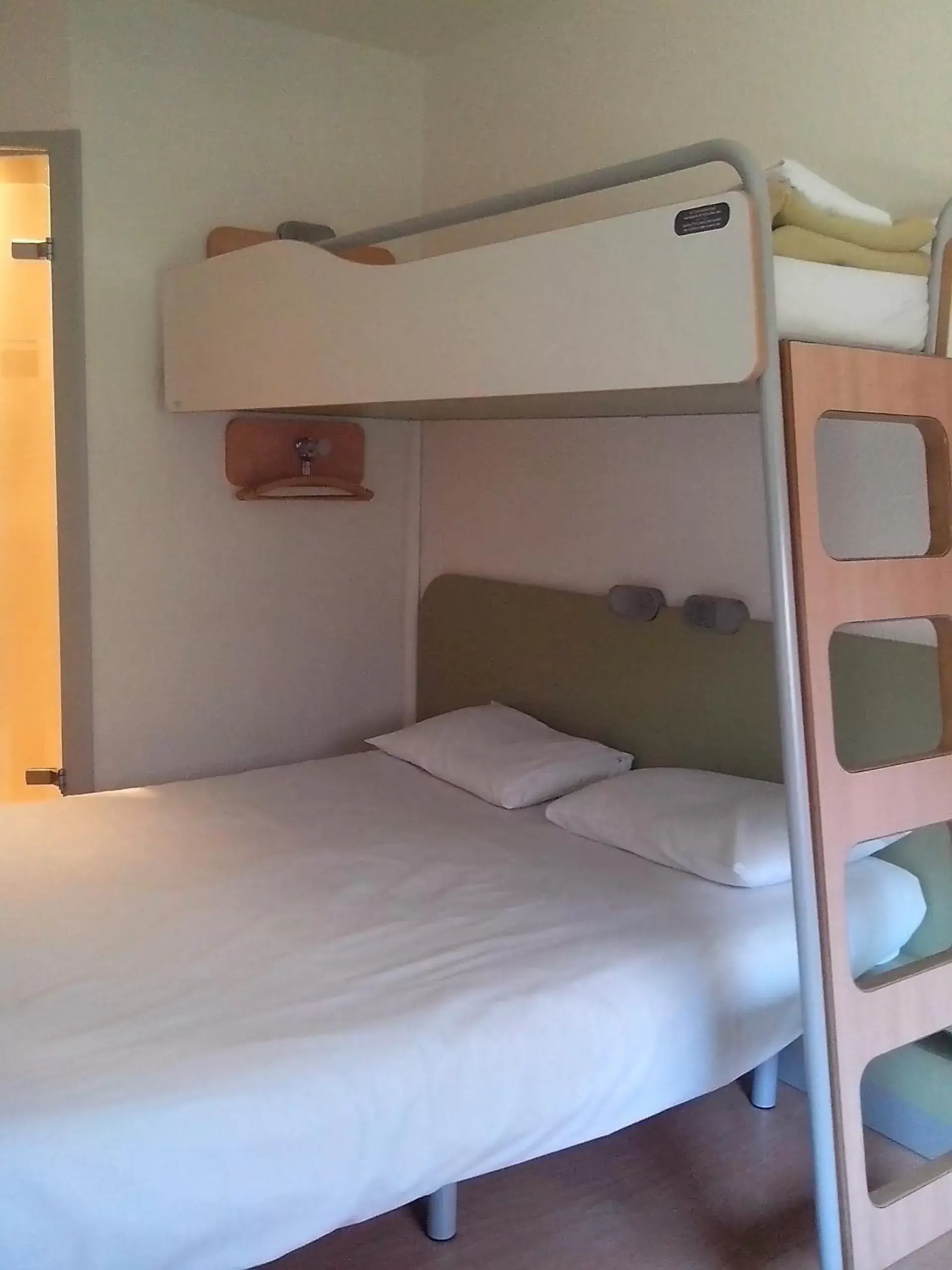 Bed, Bunk Bed in ibis budget Poitiers Sud