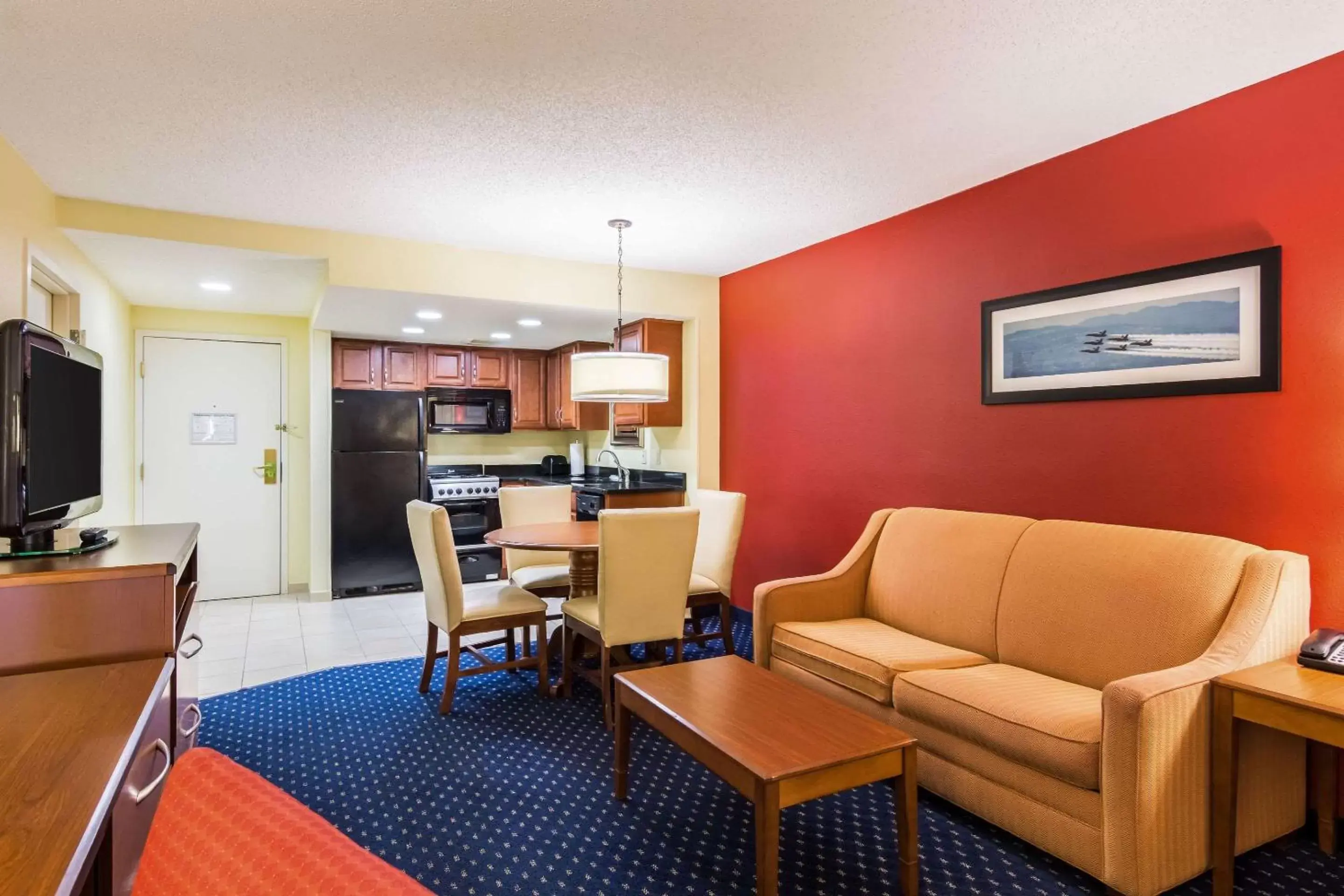 Photo of the whole room, Seating Area in Comfort Inn Washington DC Joint Andrews AFB