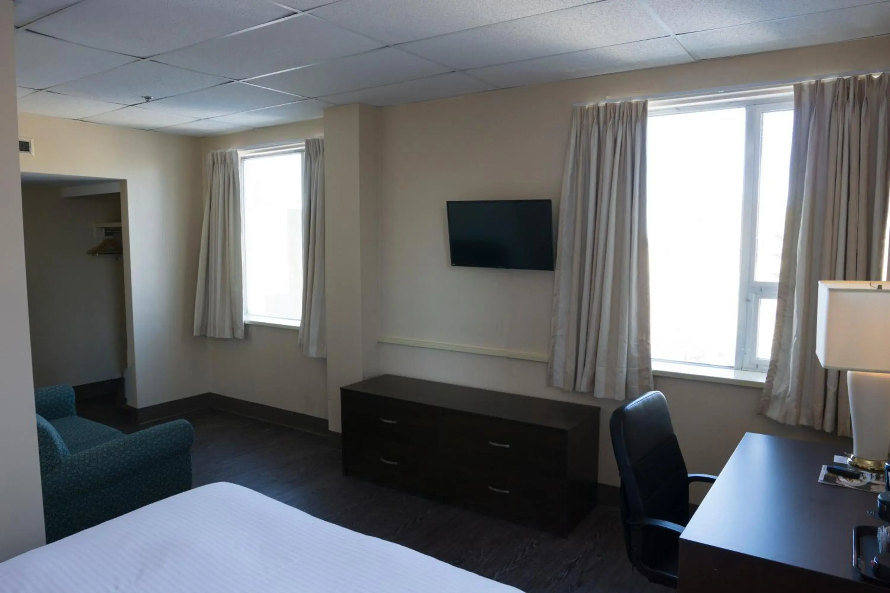 Photo of the whole room, TV/Entertainment Center in The Marlborough Hotel