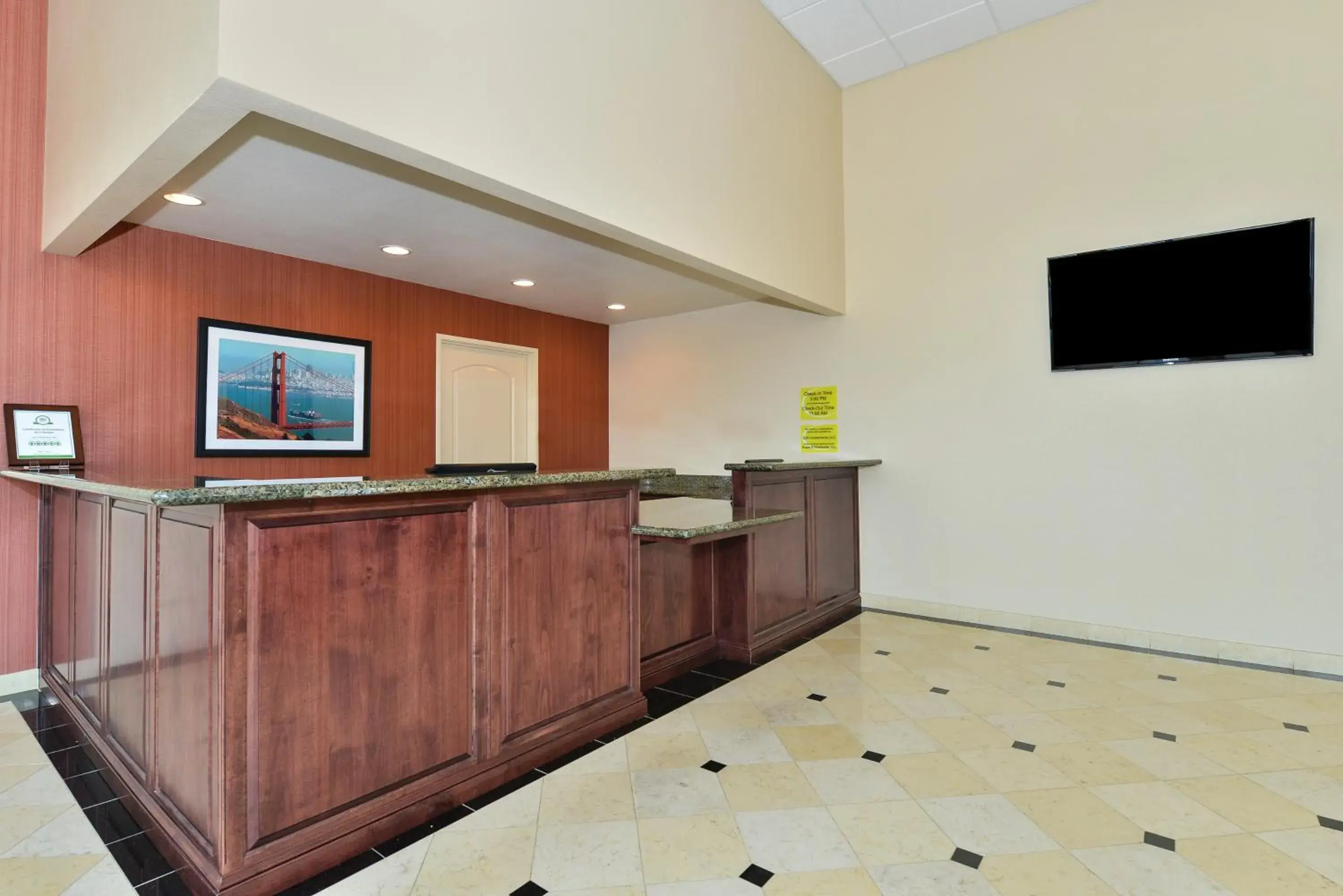 Lobby or reception, TV/Entertainment Center in Super 8 by Wyndham Vallejo/Napa Valley