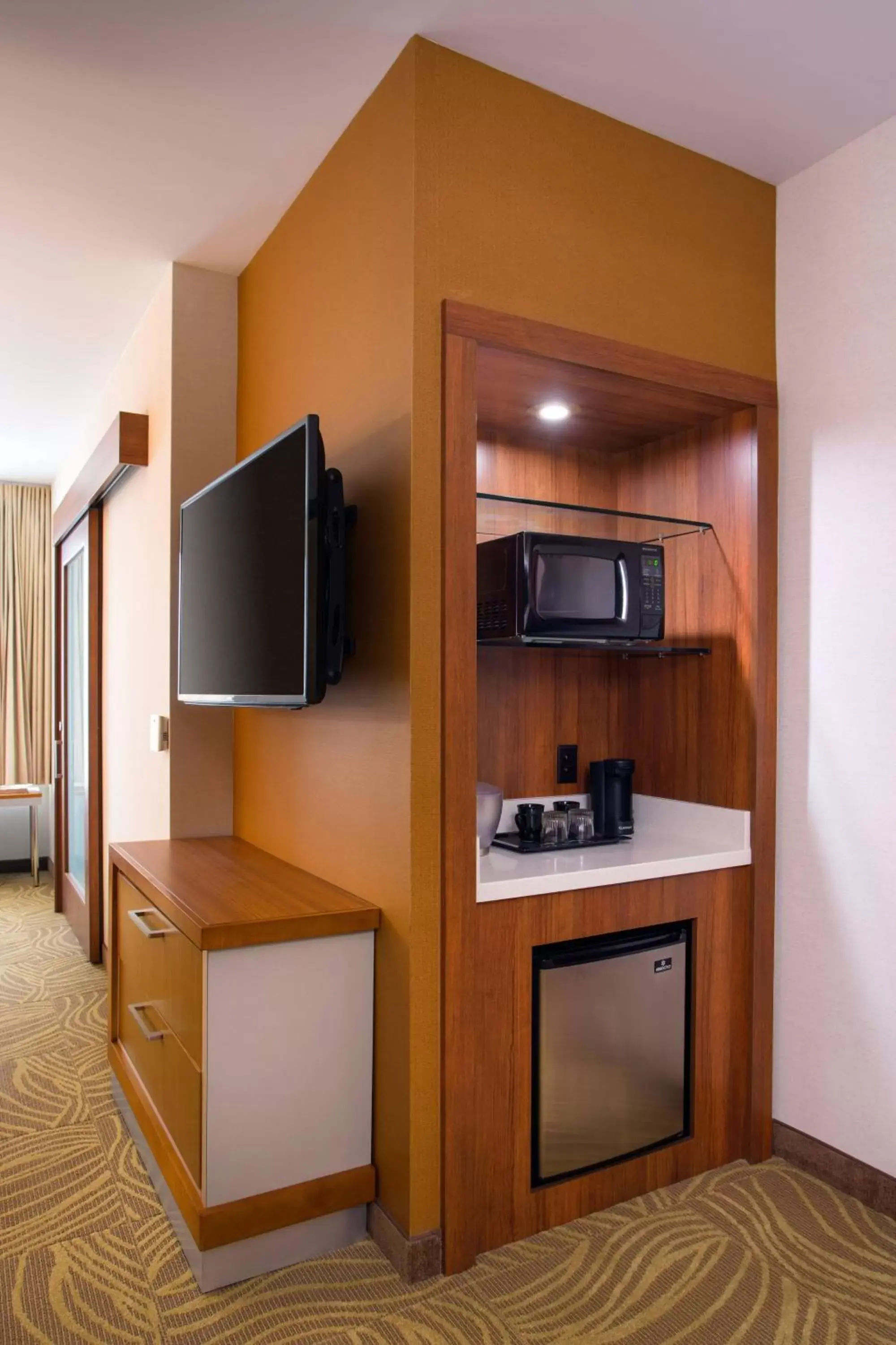 Photo of the whole room, TV/Entertainment Center in SpringHill Suites by Marriott Los Angeles Burbank/Downtown
