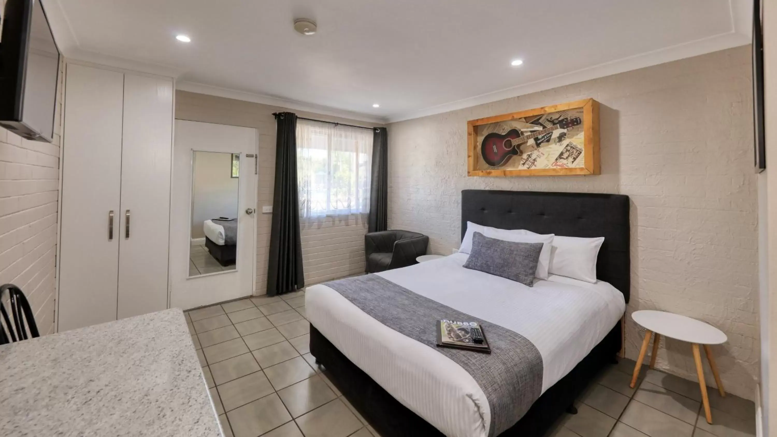 Seating area, Bed in Country Leisure Motor Inn