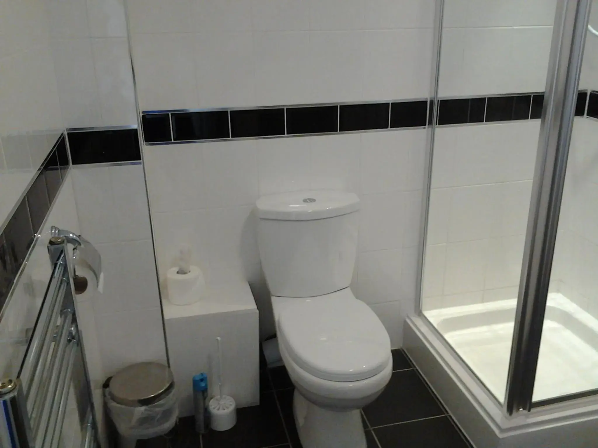 Bathroom in Surrey House Hotel