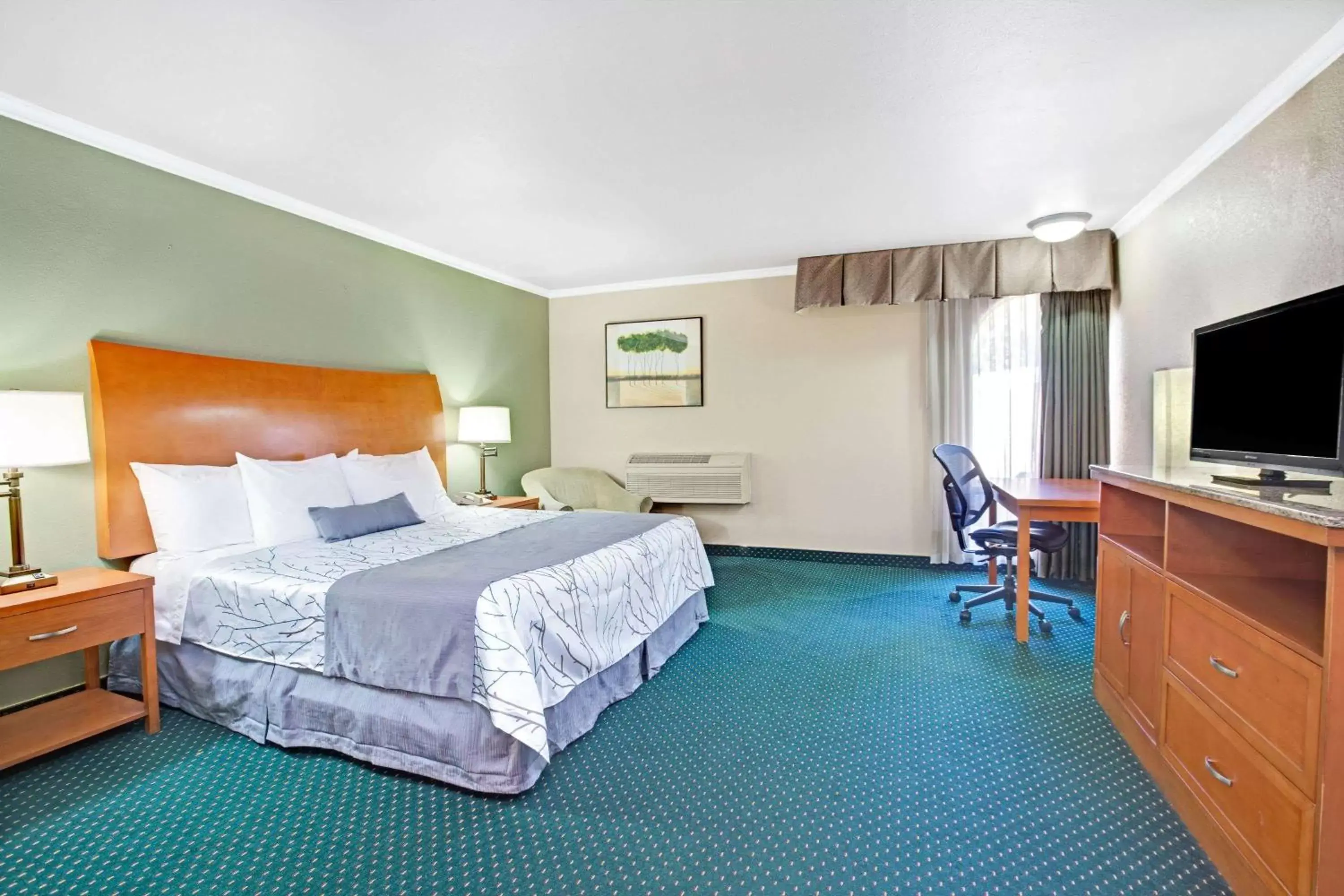 Photo of the whole room, Bed in Days Inn by Wyndham San Jose Convention Center