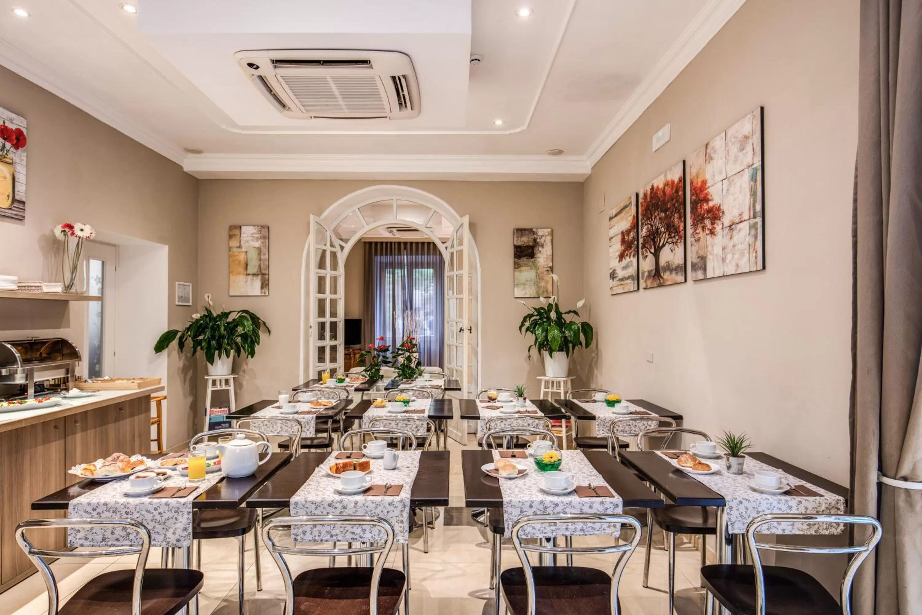 Restaurant/places to eat in Rome Garden Hotel