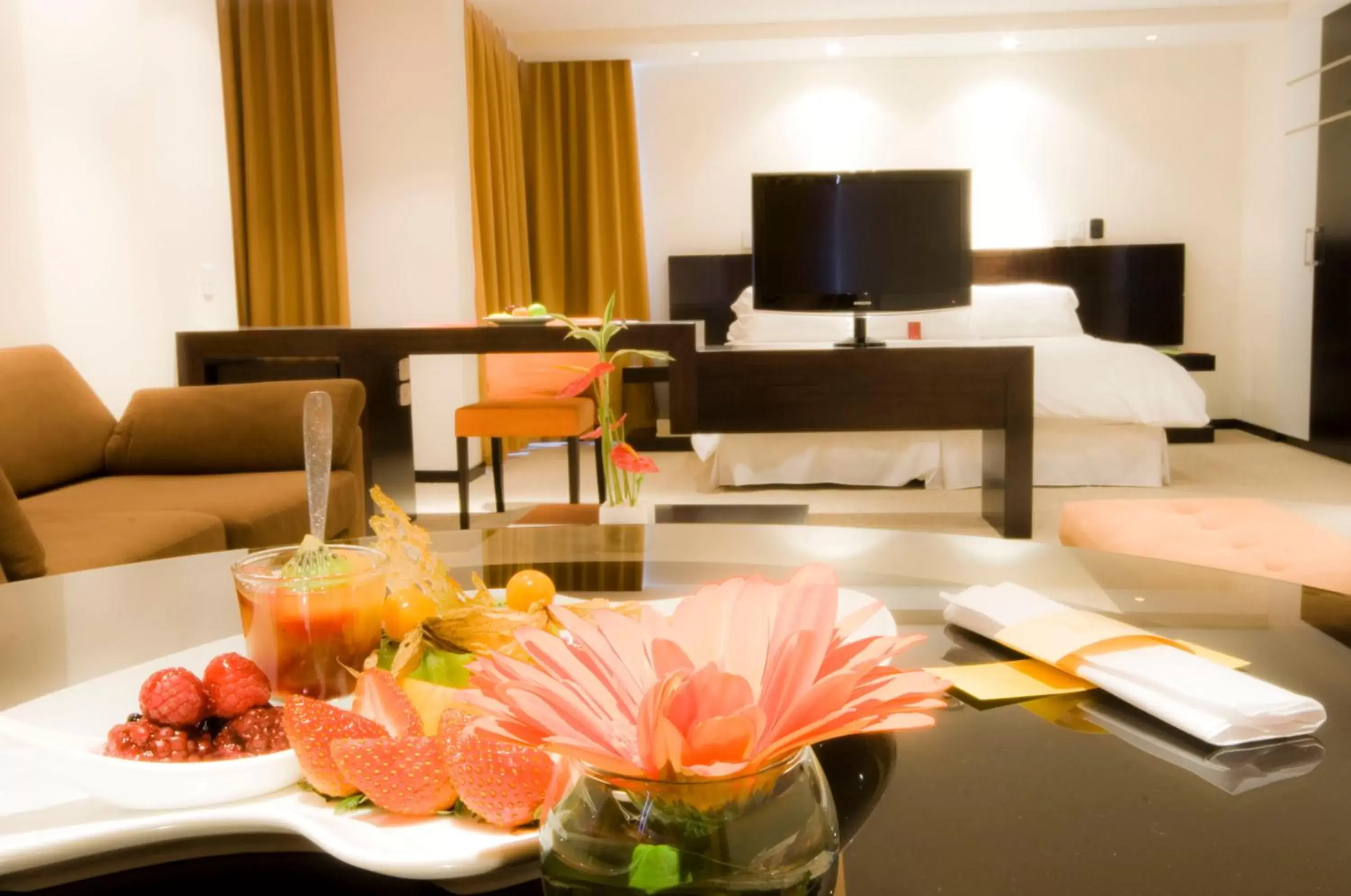 Food, TV/Entertainment Center in Mercure Alameda Quito