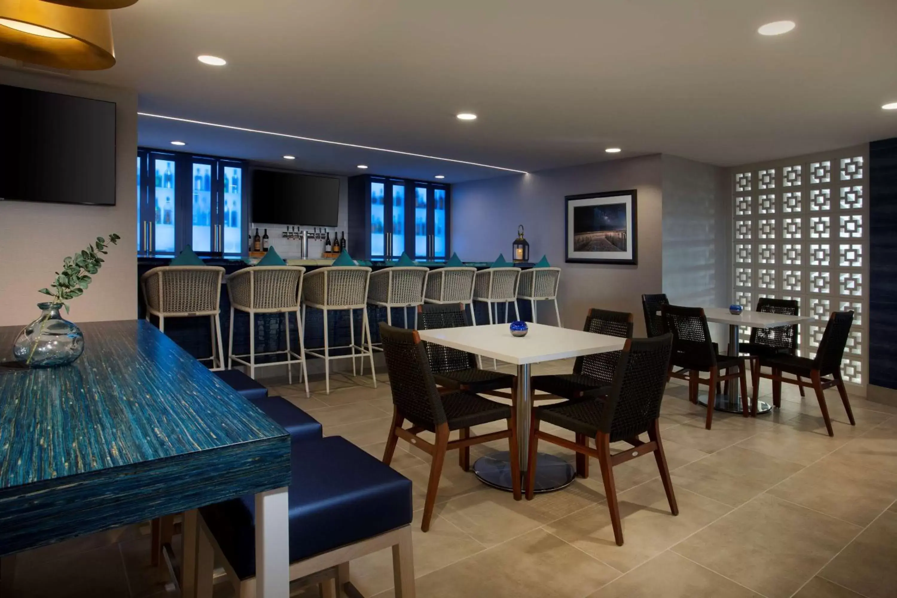 Lounge or bar, Restaurant/Places to Eat in Fenwick Shores, Tapestry Collection by Hilton