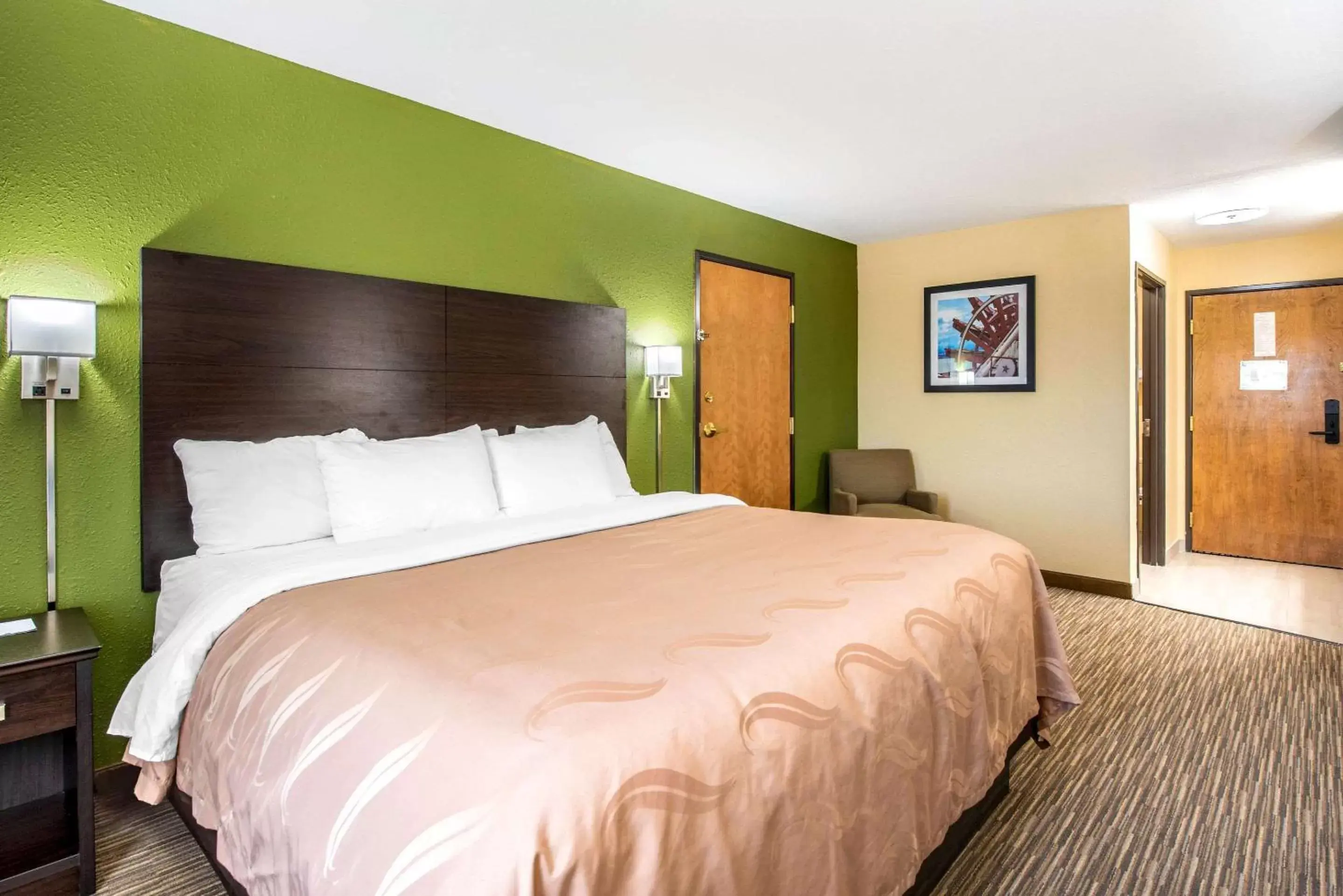 Photo of the whole room, Bed in Quality Inn & Suites