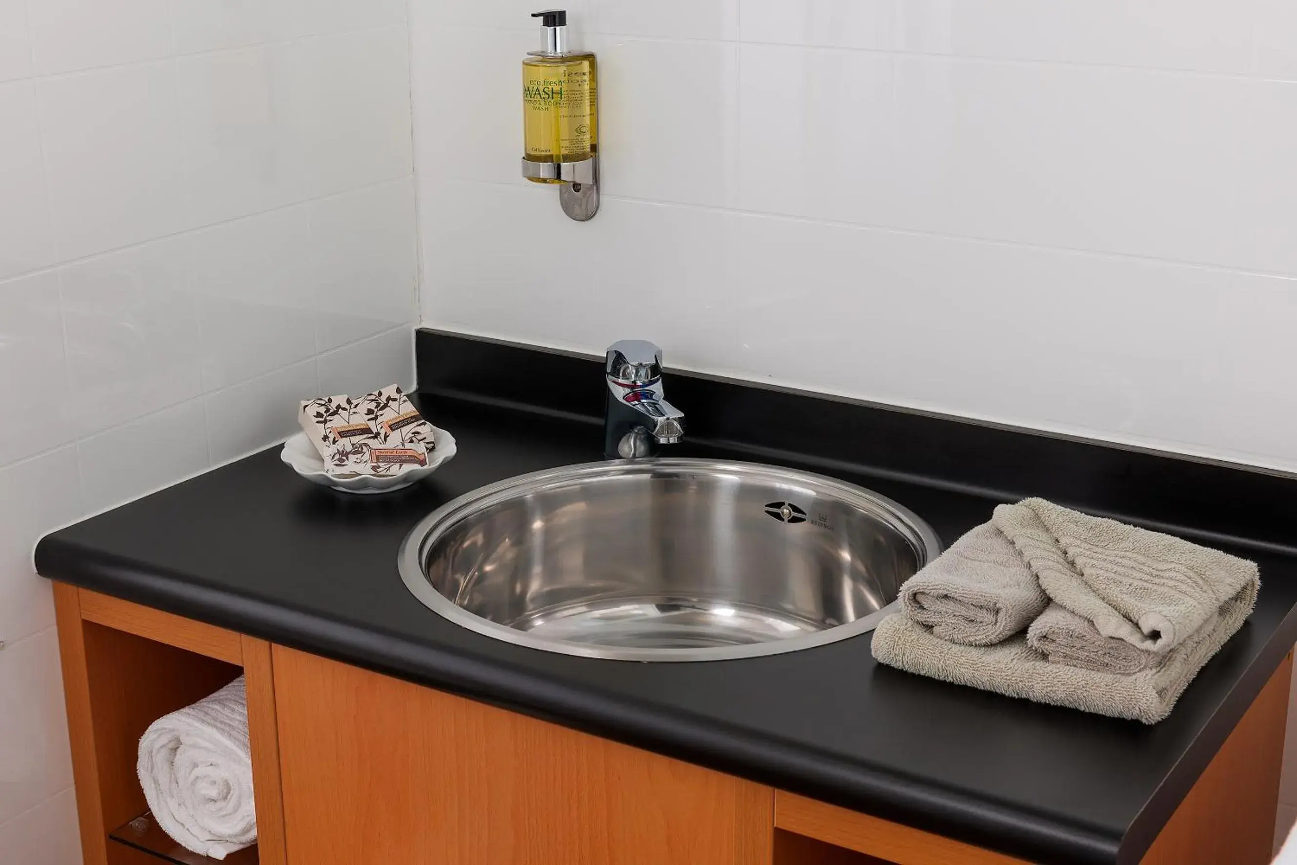 Bathroom, Kitchen/Kitchenette in Beachcomber Inn (Picton)